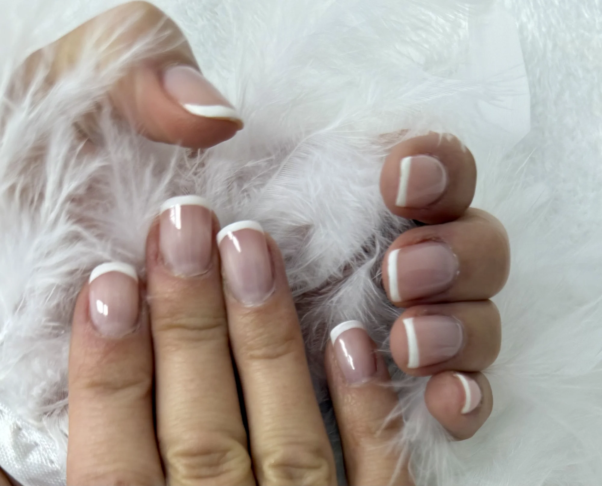 Manikúra s P-Shine, gel lak, francouzská manikúra i SPA manikúra s masáží
