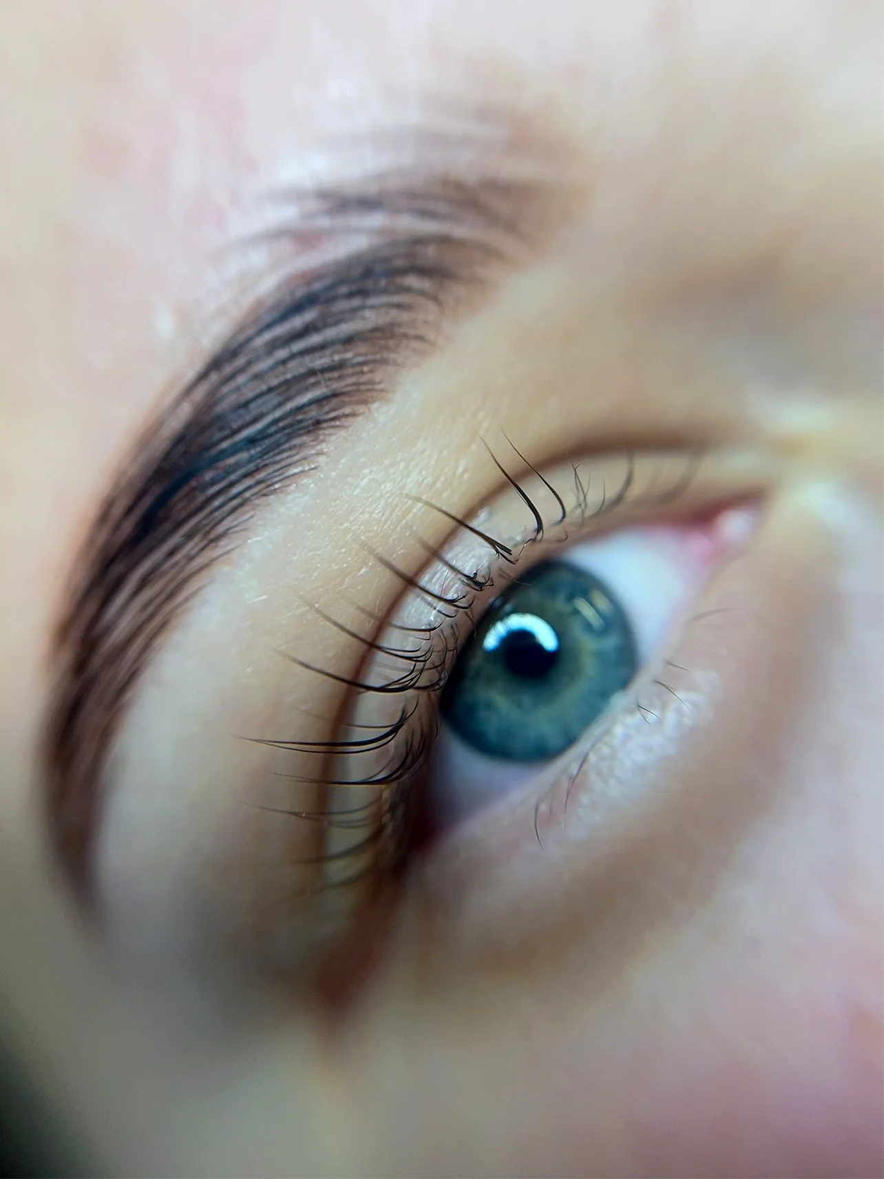 Podmanivý pohled každý den: laminace obočí a lash lifting včetně barvení a výživy