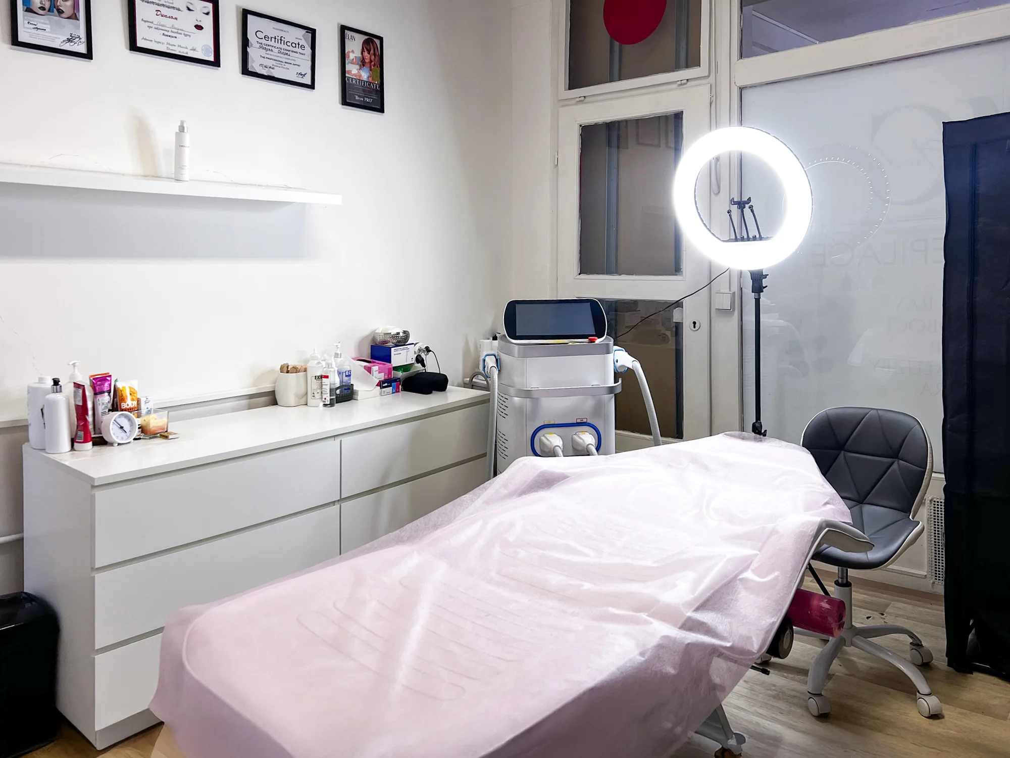 Podmanivý pohled každý den: laminace obočí a lash lifting včetně barvení a výživy