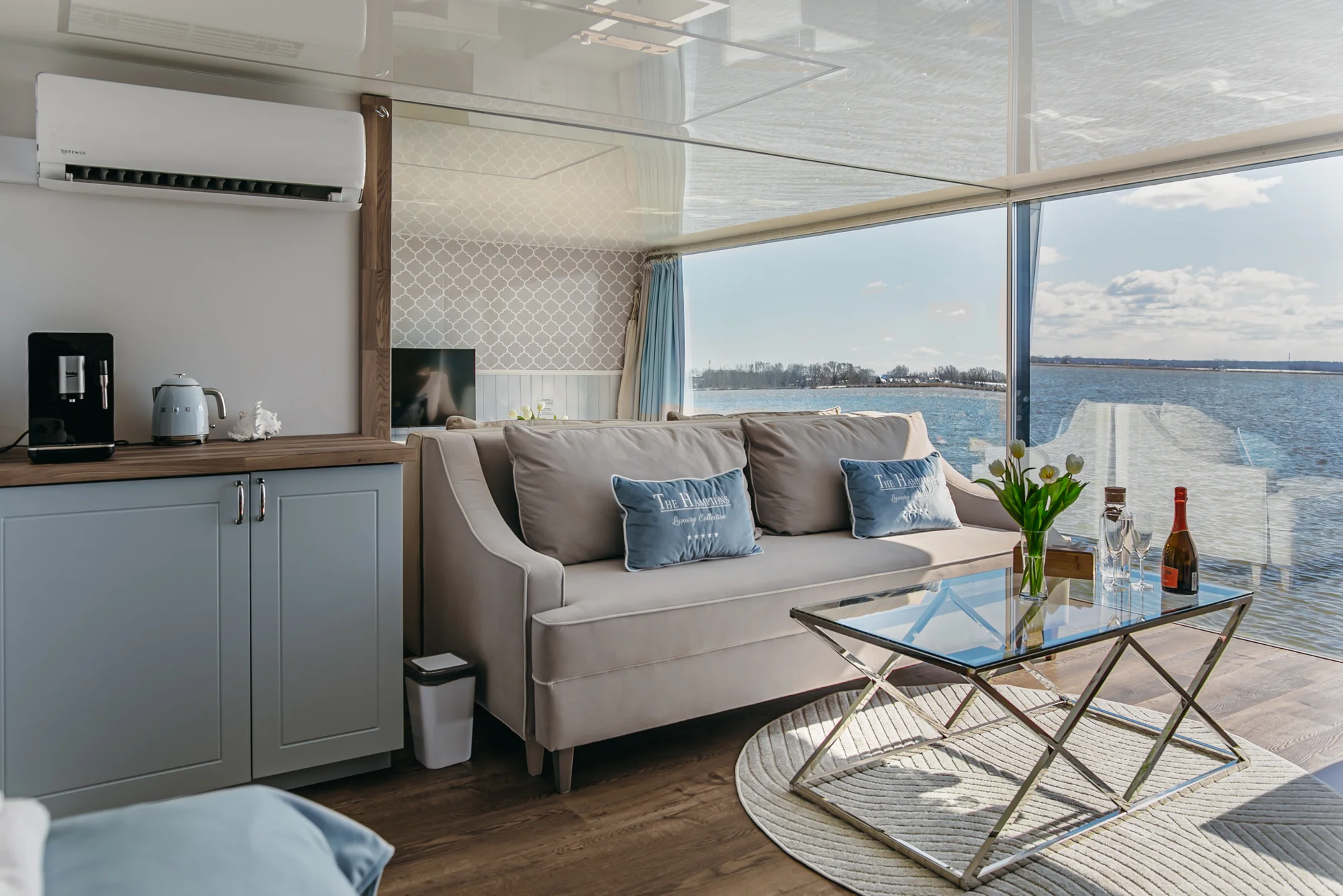 Luxusní houseboaty a bubliny na jezeře: privátní wellness, strava, vodní sporty a moře 300 m