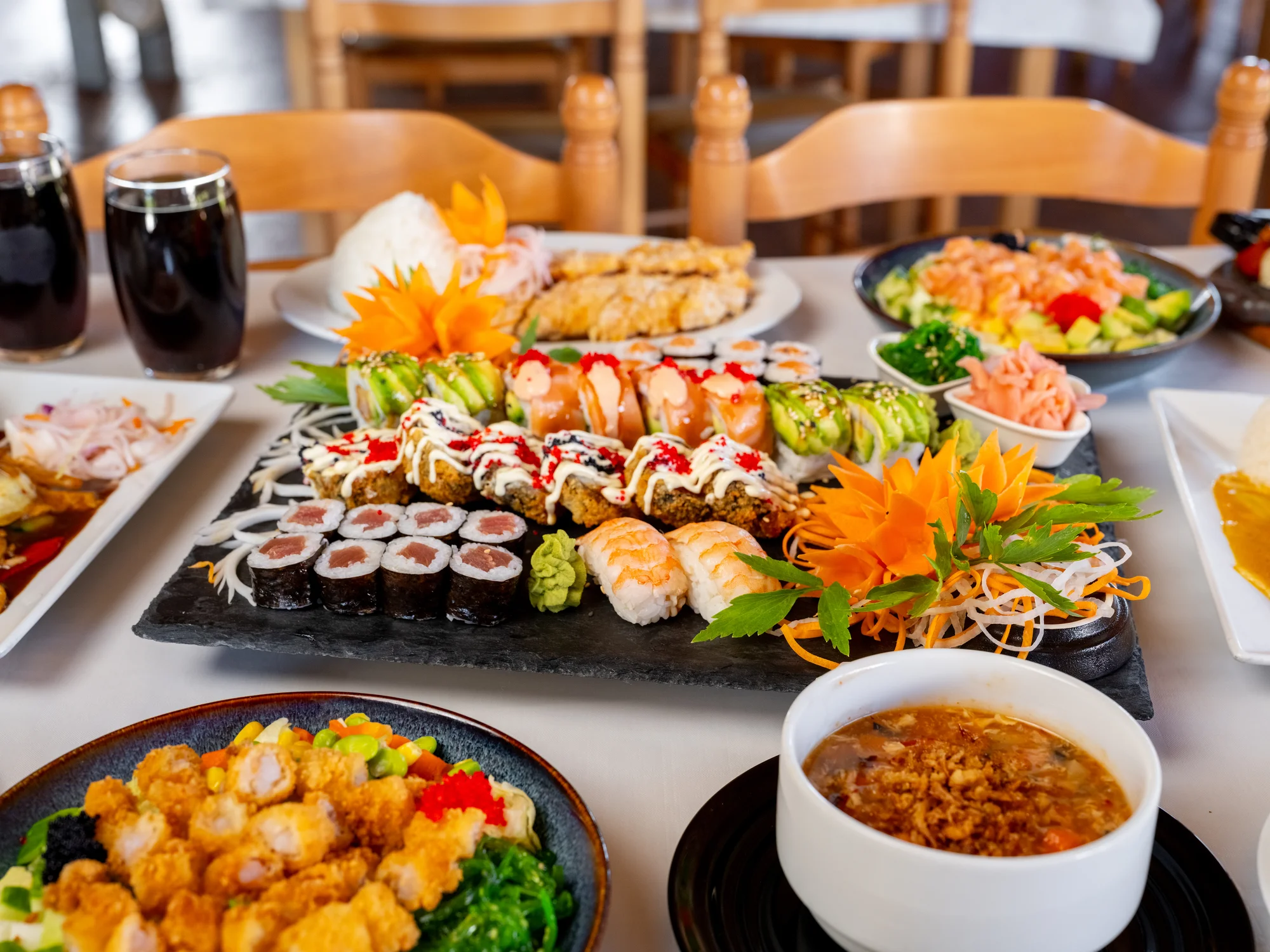 Pestré sushi sety: 20–48 kusů s rybami, krabem, úhořem i zeleninou