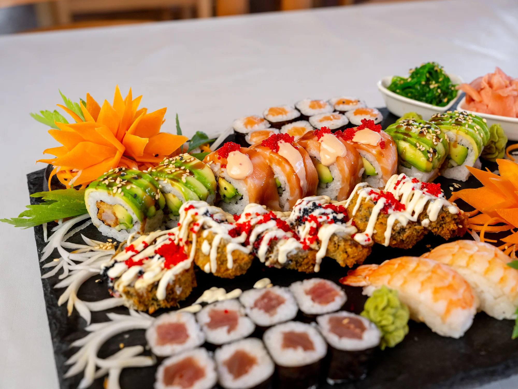 Pestré sushi sety: 20–48 kusů s rybami, krabem, úhořem i zeleninou