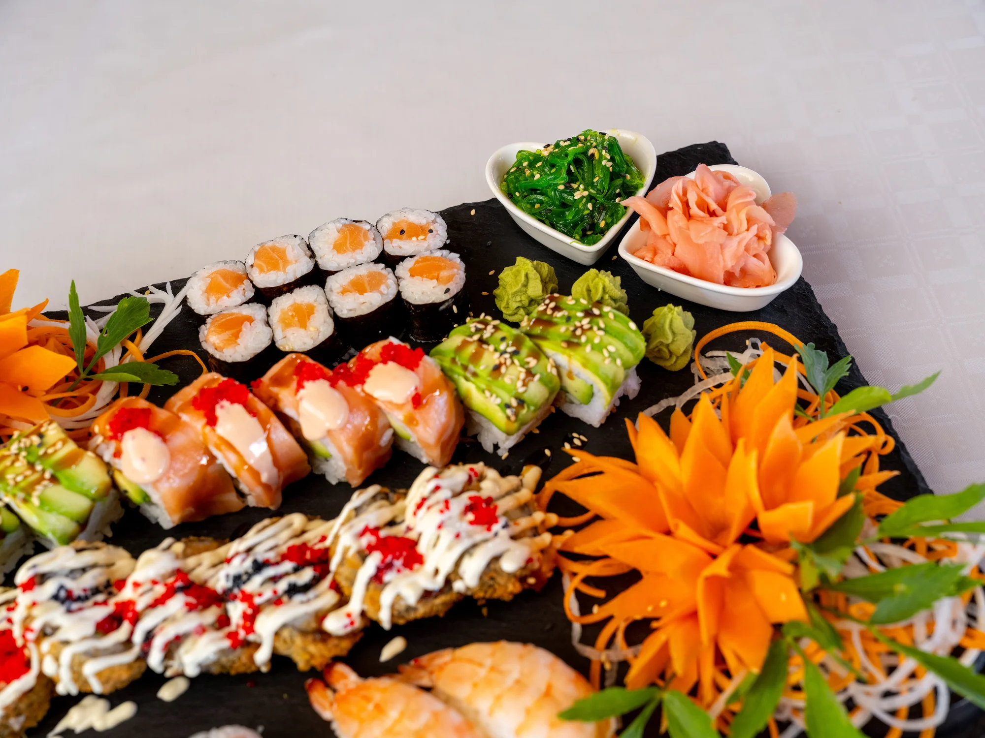 Pestré sushi sety: 20–48 kusů s rybami, krabem, úhořem i zeleninou