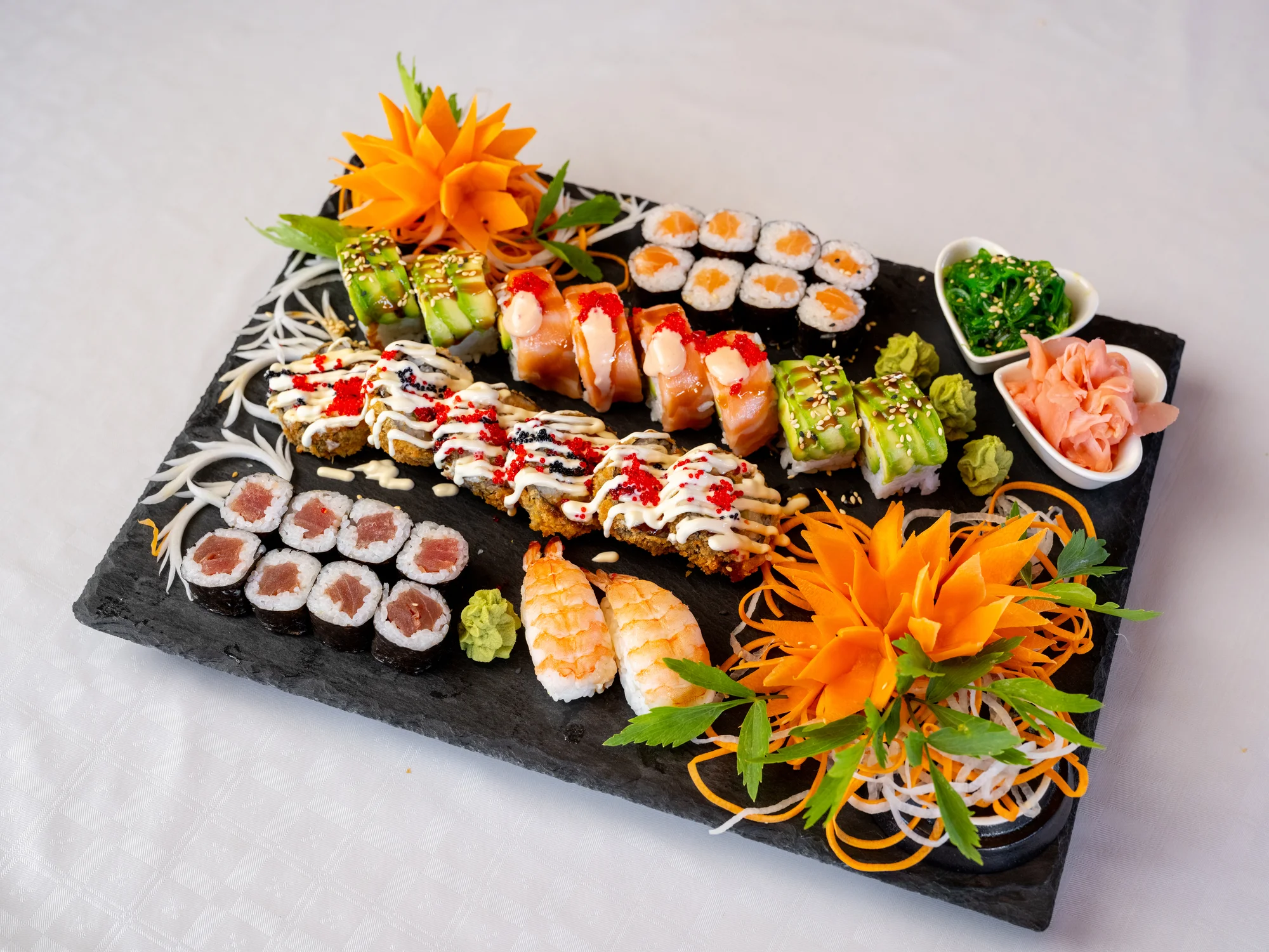 Pestré sushi sety: 20–48 kusů s rybami, krabem, úhořem i zeleninou