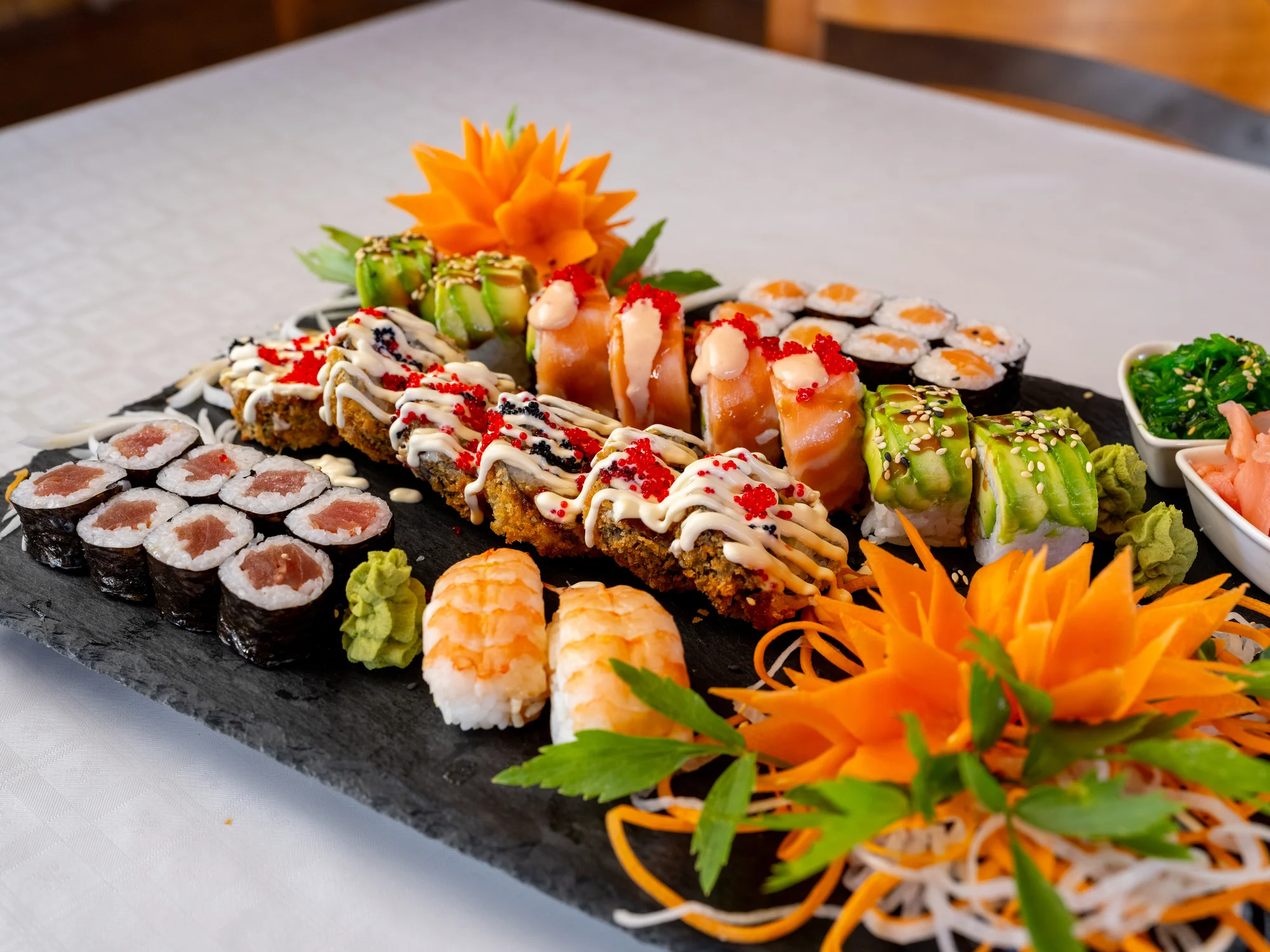 Pestré sushi sety: 20–48 kusů s rybami, krabem, úhořem i zeleninou