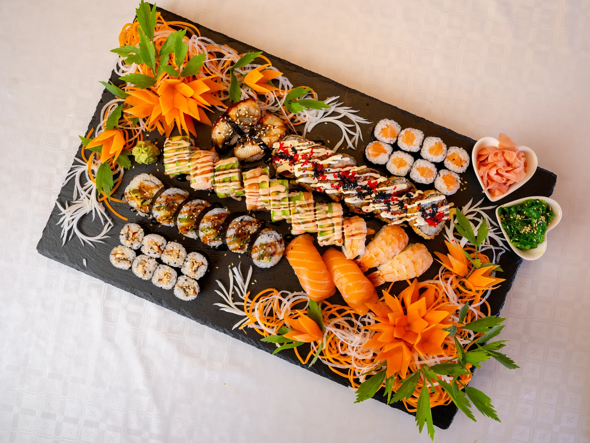 Pestré sushi sety: 20–48 kusů s rybami, krabem, úhořem i zeleninou