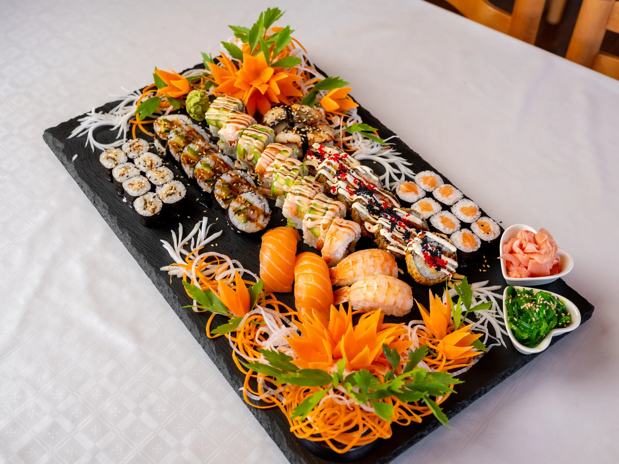 Pestré sushi sety: 20–48 kusů s rybami, krabem, úhořem i zeleninou