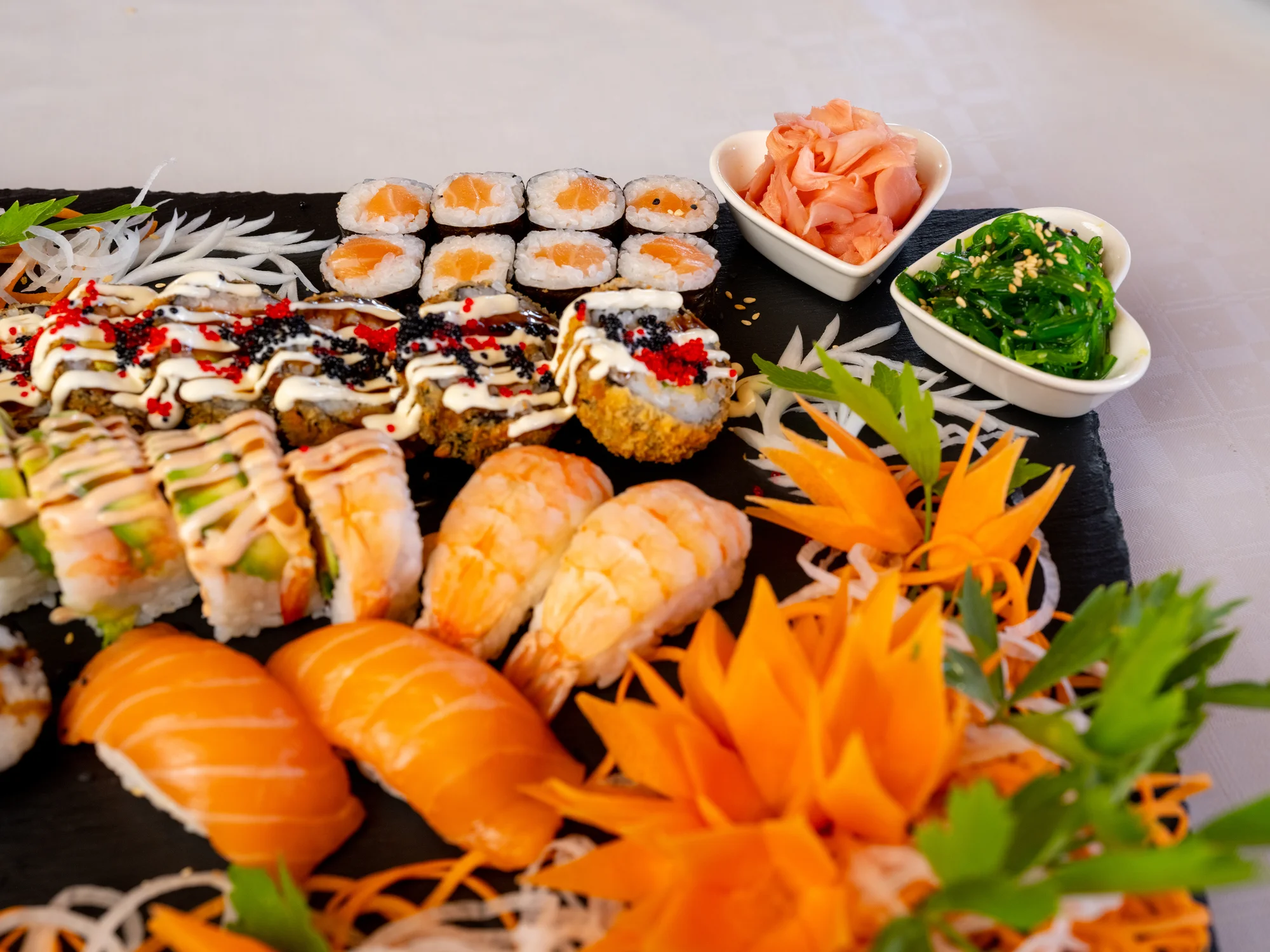 Pestré sushi sety: 20–48 kusů s rybami, krabem, úhořem i zeleninou