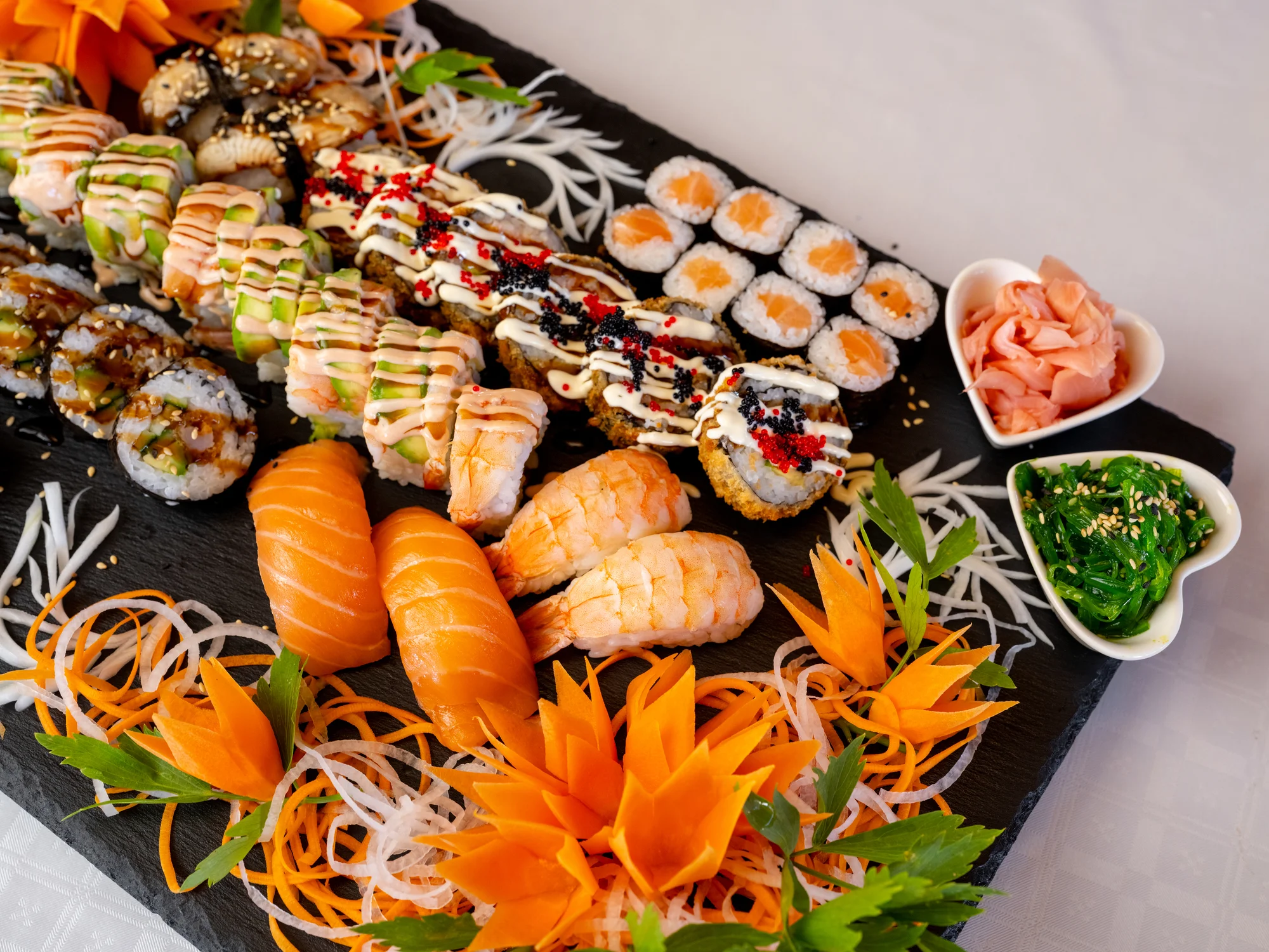 Pestré sushi sety: 20–48 kusů s rybami, krabem, úhořem i zeleninou