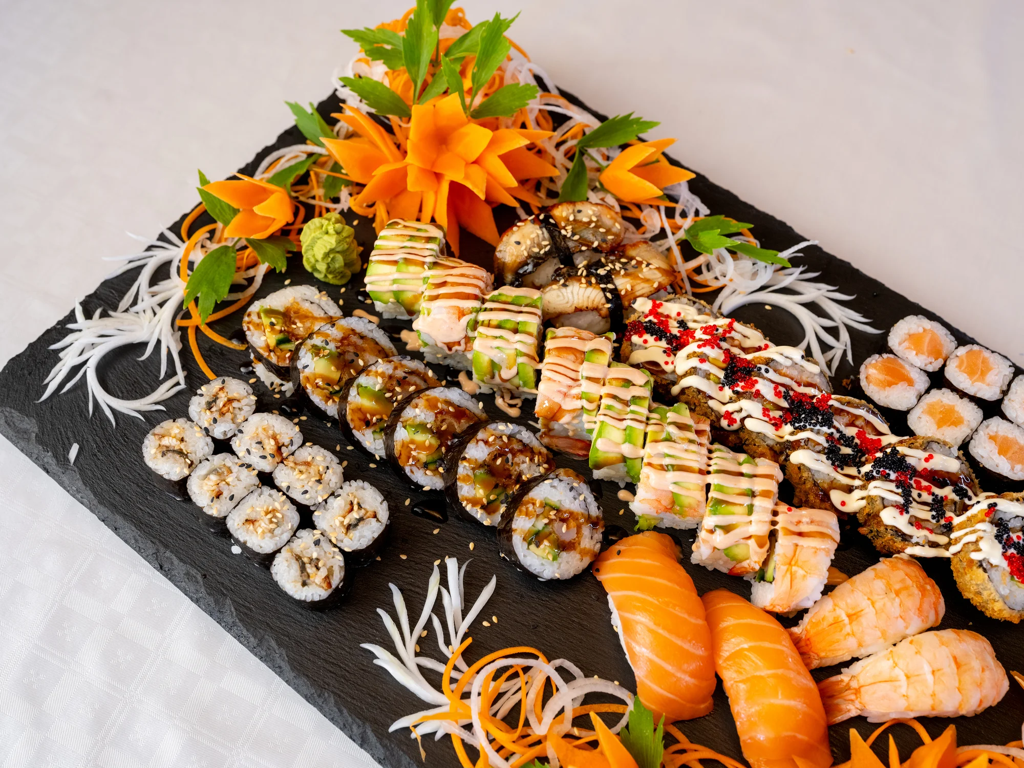 Pestré sushi sety: 20–48 kusů s rybami, krabem, úhořem i zeleninou
