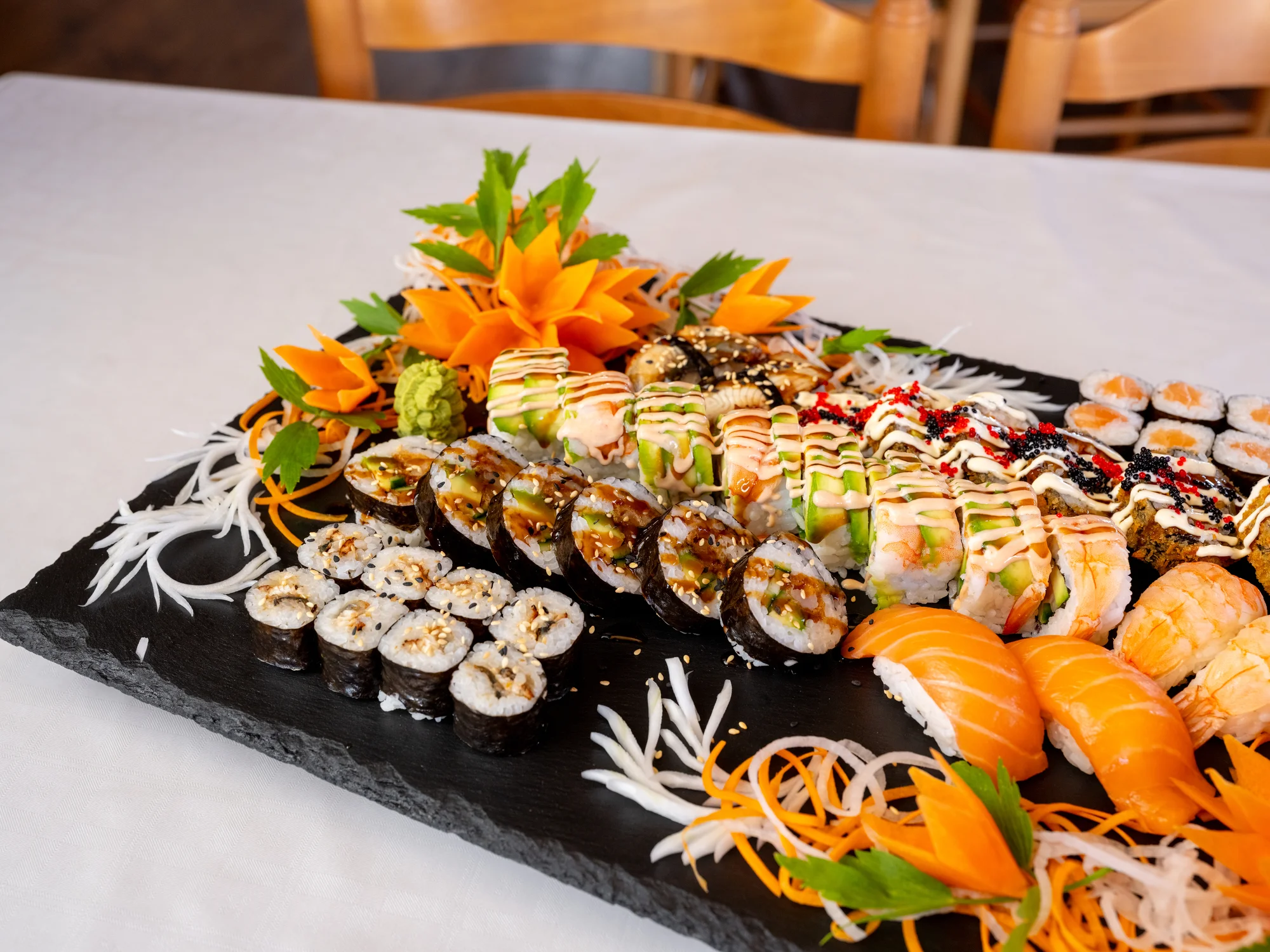 Pestré sushi sety: 20–48 kusů s rybami, krabem, úhořem i zeleninou