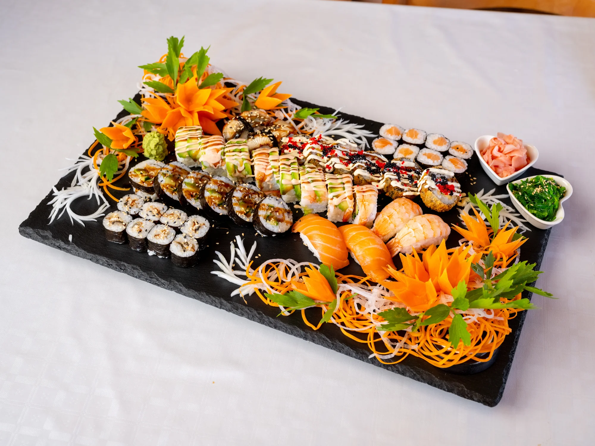 Pestré sushi sety: 20–48 kusů s rybami, krabem, úhořem i zeleninou