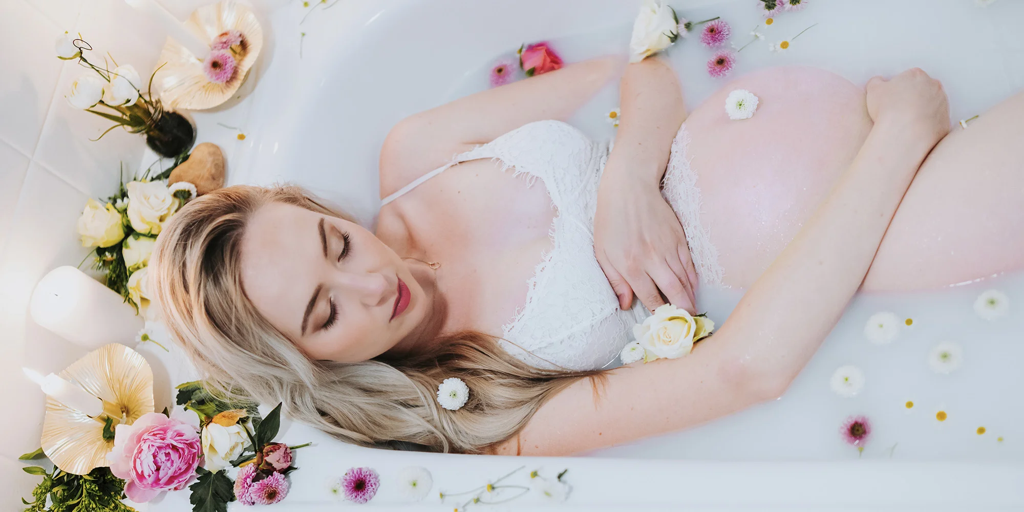 Ateliérové těhotenské focení & milkbath: sama, s partnerem či rodinou, 5 až 15 fotografií