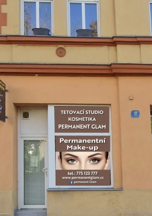 Stále upravená: permanentní make-up metodou pudrového obočí či linky a akvarelové rty