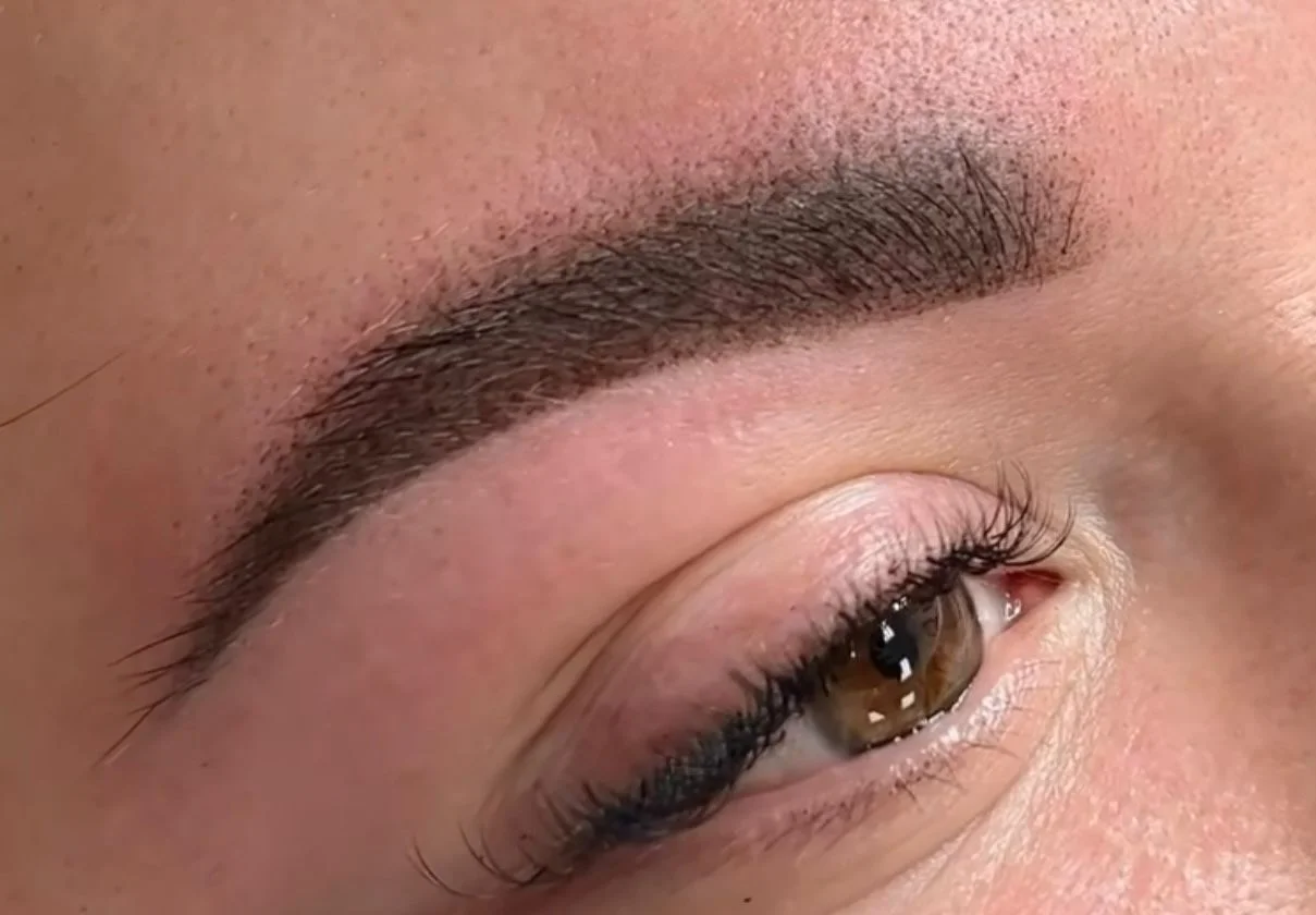Stále upravená: permanentní make-up metodou pudrového obočí či linky a akvarelové rty