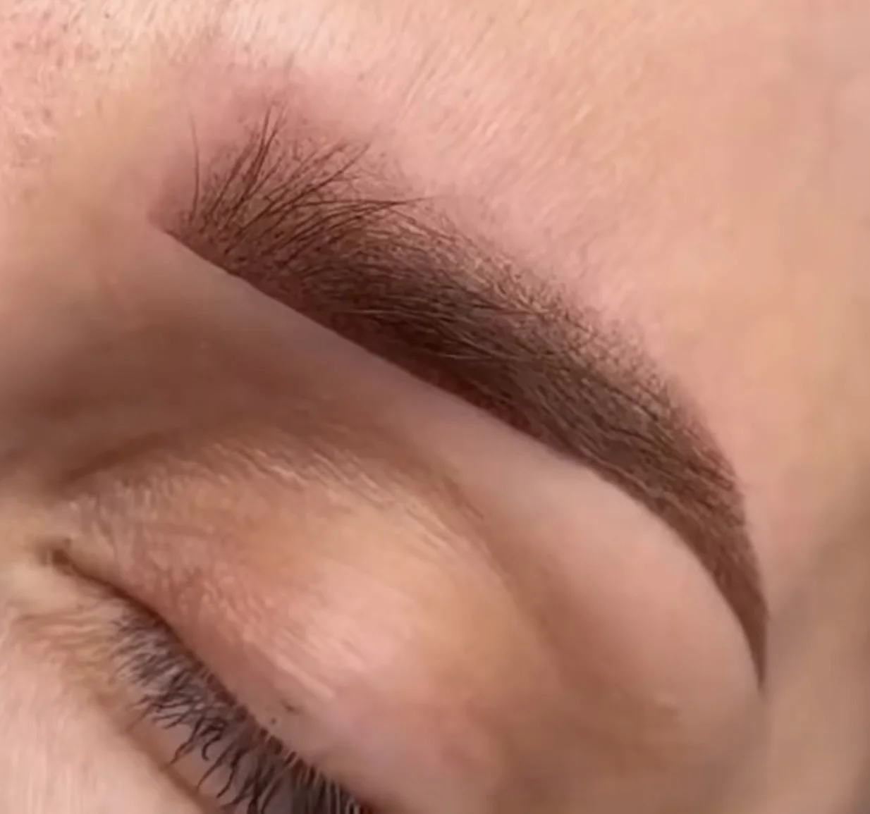 Stále upravená: permanentní make-up metodou pudrového obočí či linky a akvarelové rty