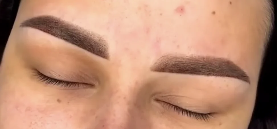 Stále upravená: permanentní make-up metodou pudrového obočí či linky a akvarelové rty