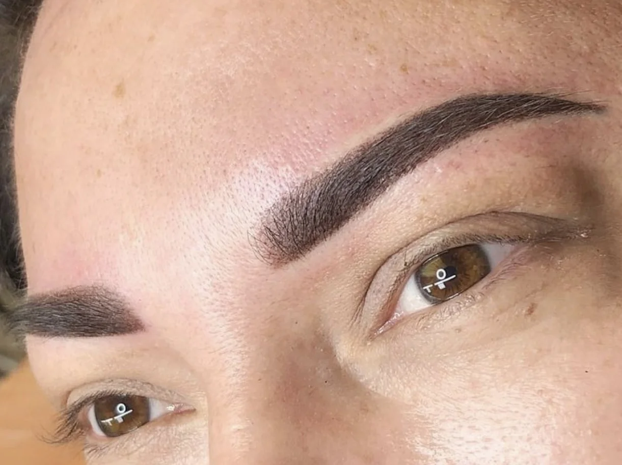 Stále upravená: permanentní make-up metodou pudrového obočí či linky a akvarelové rty