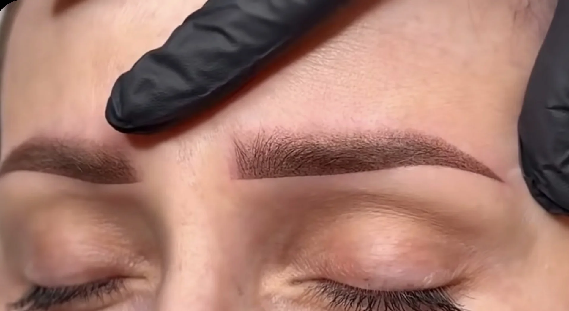 Stále upravená: permanentní make-up metodou pudrového obočí či linky a akvarelové rty