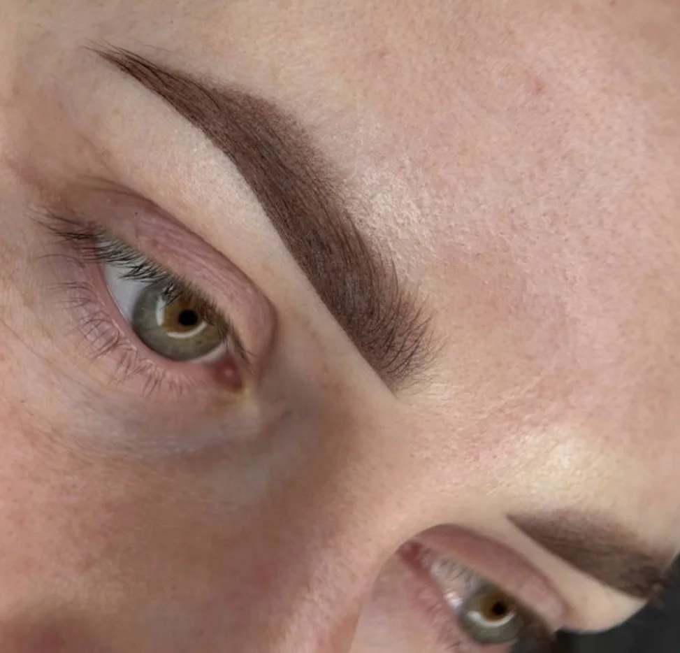 Stále upravená: permanentní make-up metodou pudrového obočí či linky a akvarelové rty