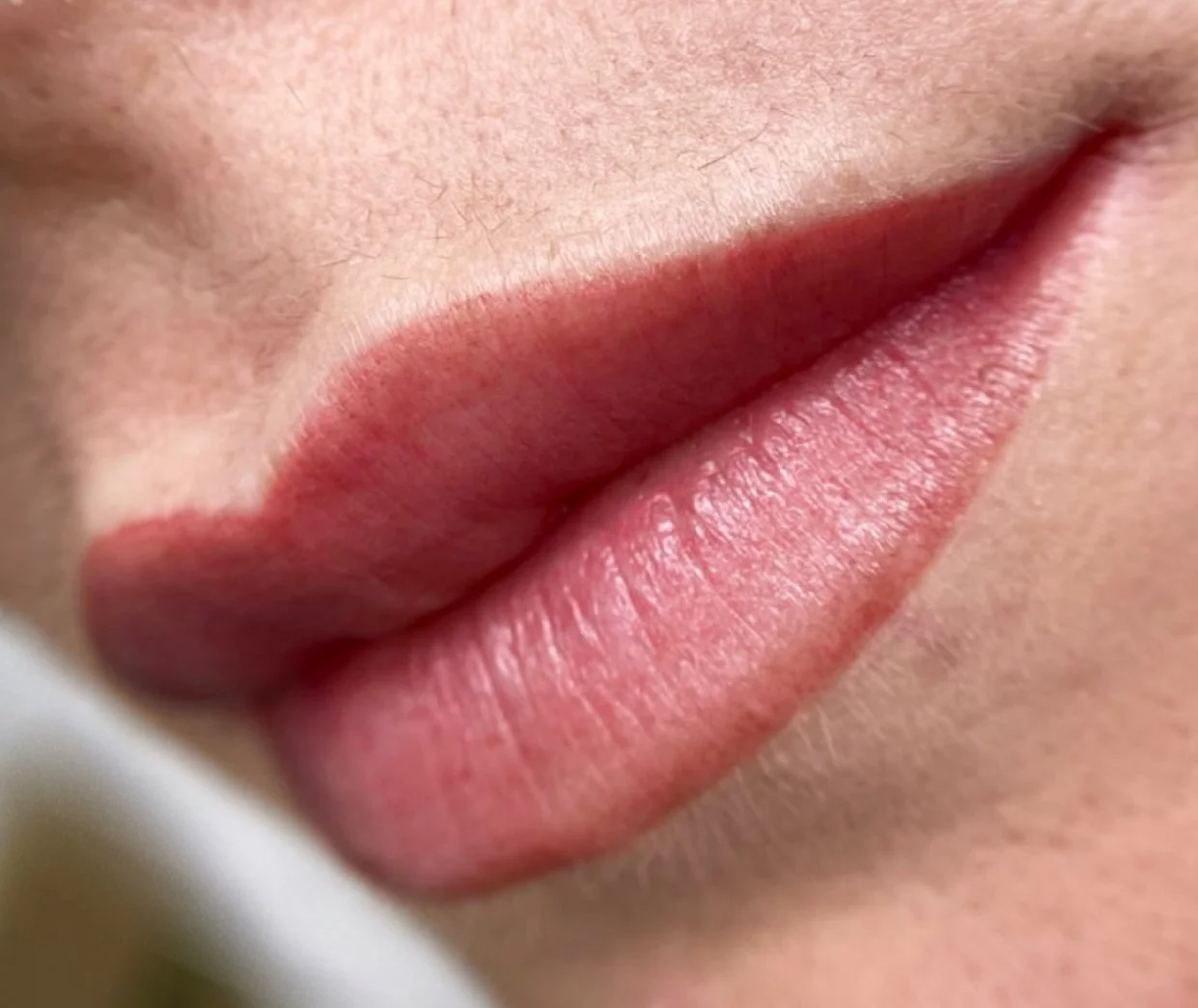 Stále upravená: permanentní make-up metodou pudrového obočí či linky a akvarelové rty