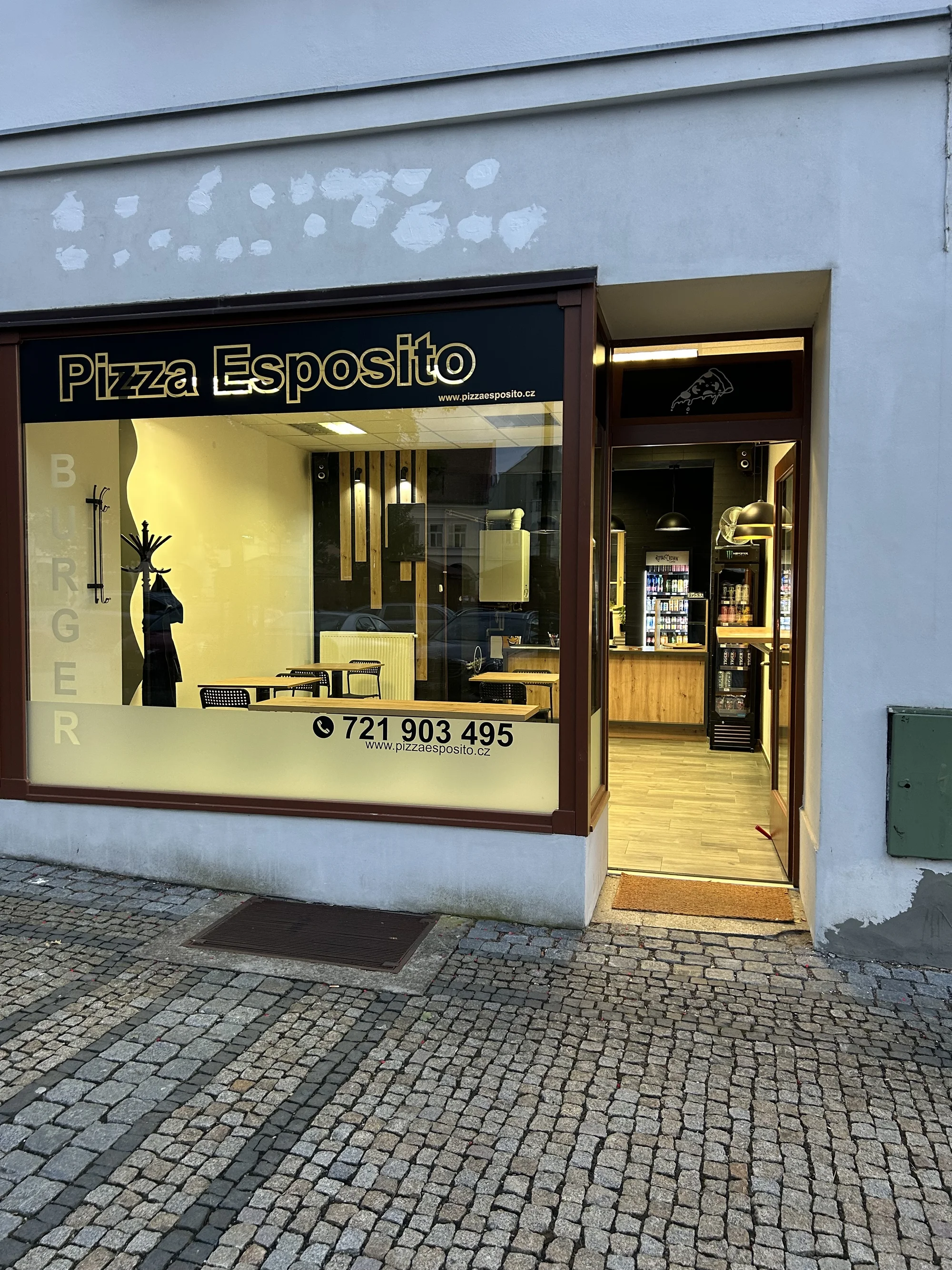 Pizza či burger dle výběru pro 1 nebo 2 osoby: se sýrem, kuřetem i papričkami
