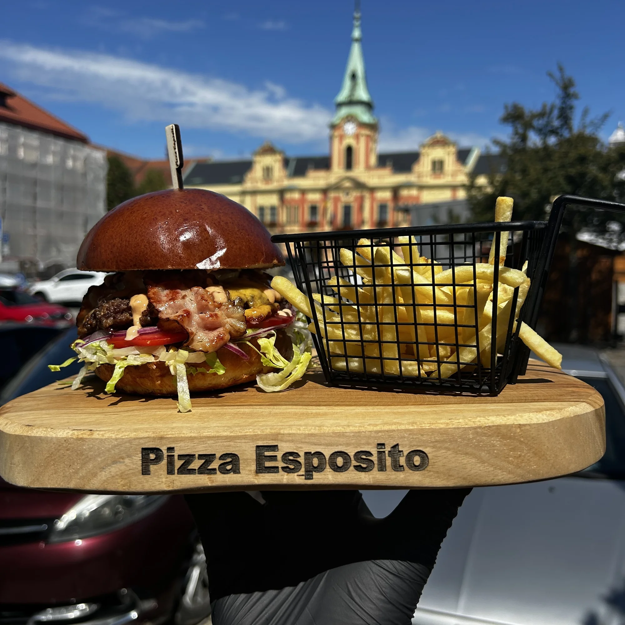 Pizza či burger dle výběru pro 1 nebo 2 osoby: se sýrem, kuřetem i papričkami