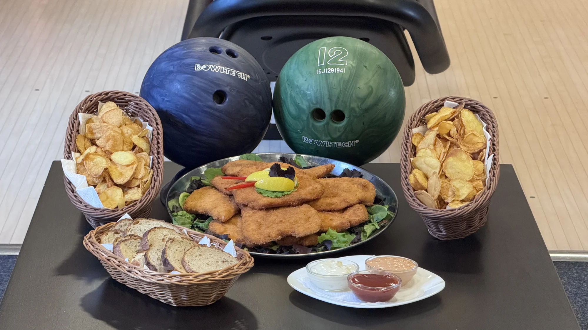 Talíř řízků o váze 0,5 nebo 1 kg i s hodinou bowlingu až pro 8 osob