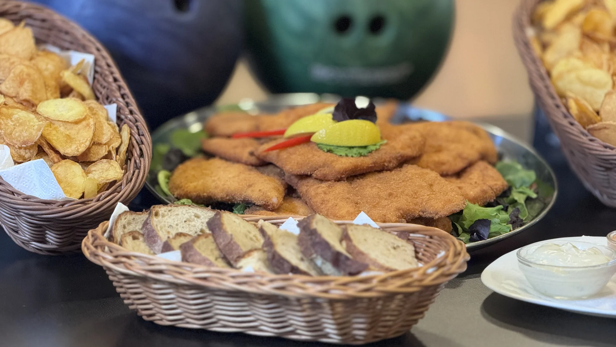Talíř řízků o váze 0,5 nebo 1 kg i s hodinou bowlingu až pro 8 osob