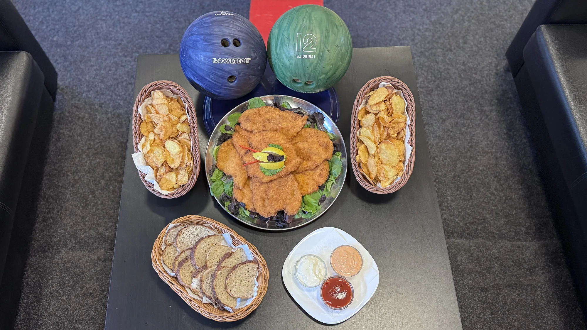 Talíř řízků o váze 0,5 nebo 1 kg i s hodinou bowlingu až pro 8 osob