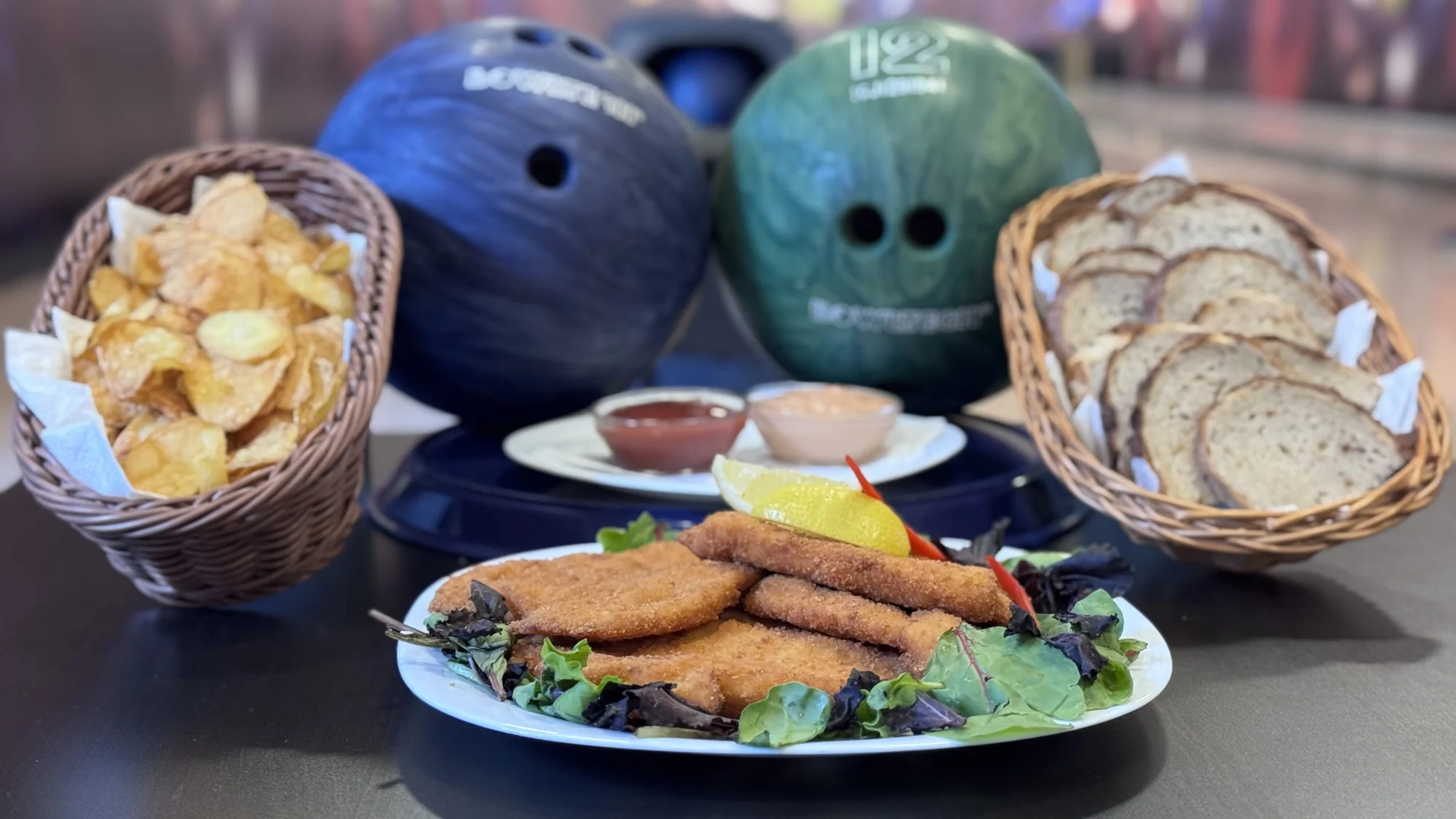Talíř řízků o váze 0,5 nebo 1 kg i s hodinou bowlingu až pro 8 osob