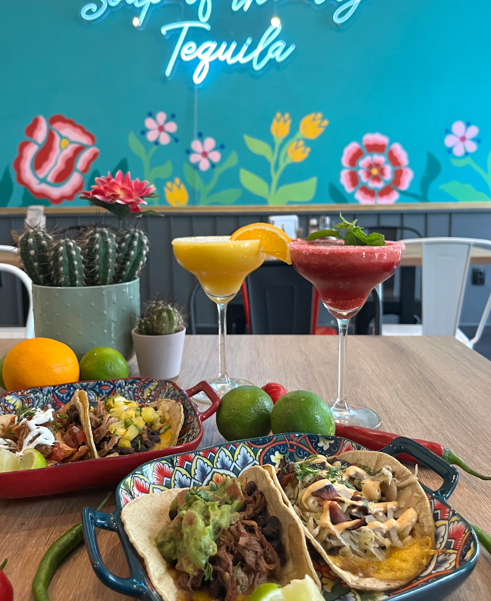 Vychutnejte si mexické menu pro dva: 4x tacos a 2x Margarita s malinami či mangem