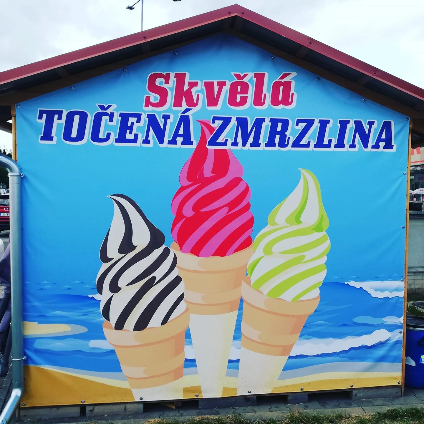 Velká točená zmrzlina ve vaflovém kornoutu: několik příchutí dle denní nabídky