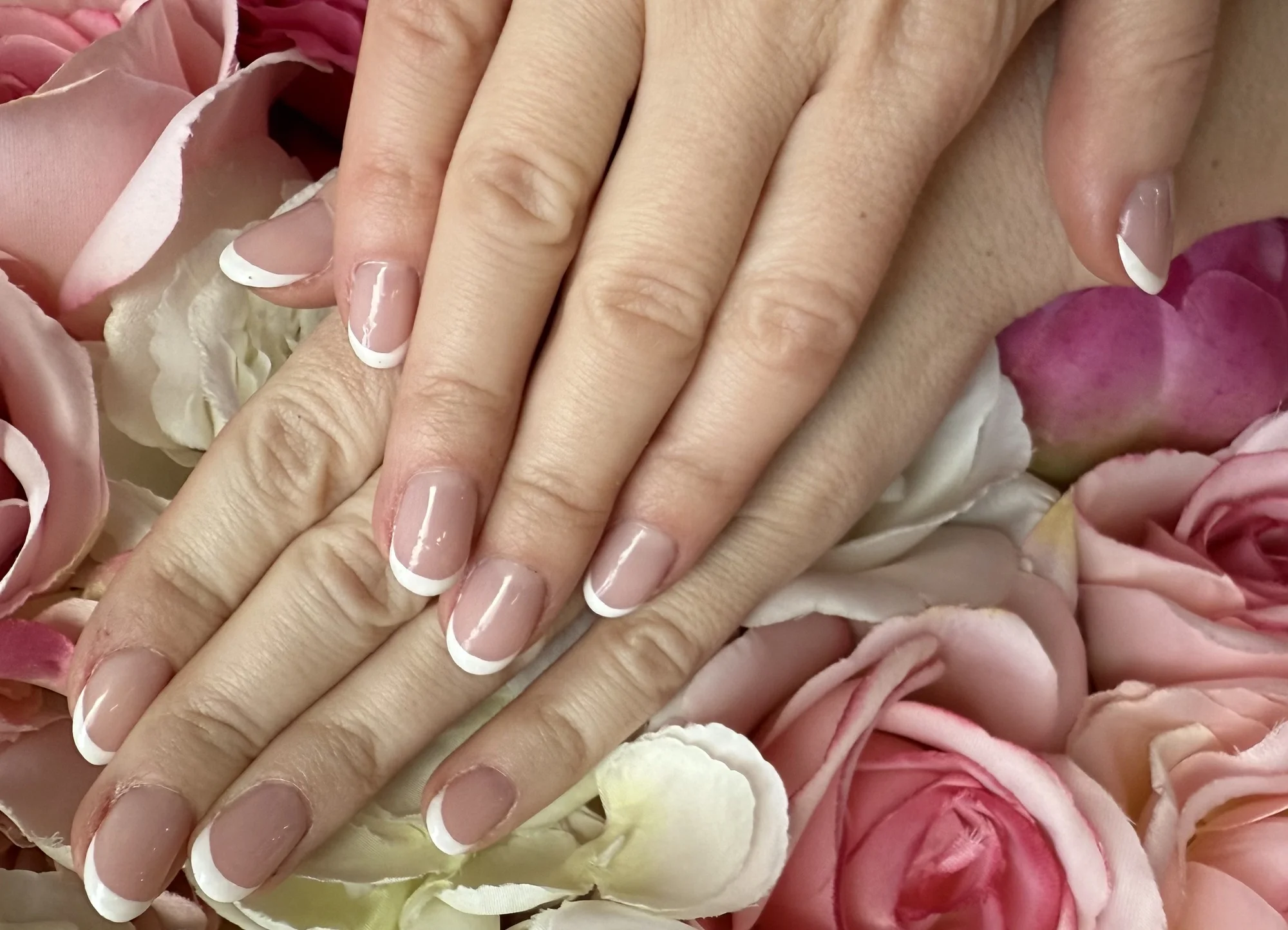 Manikúra s P-Shine, gel lak, francouzská manikúra i SPA manikúra s masáží