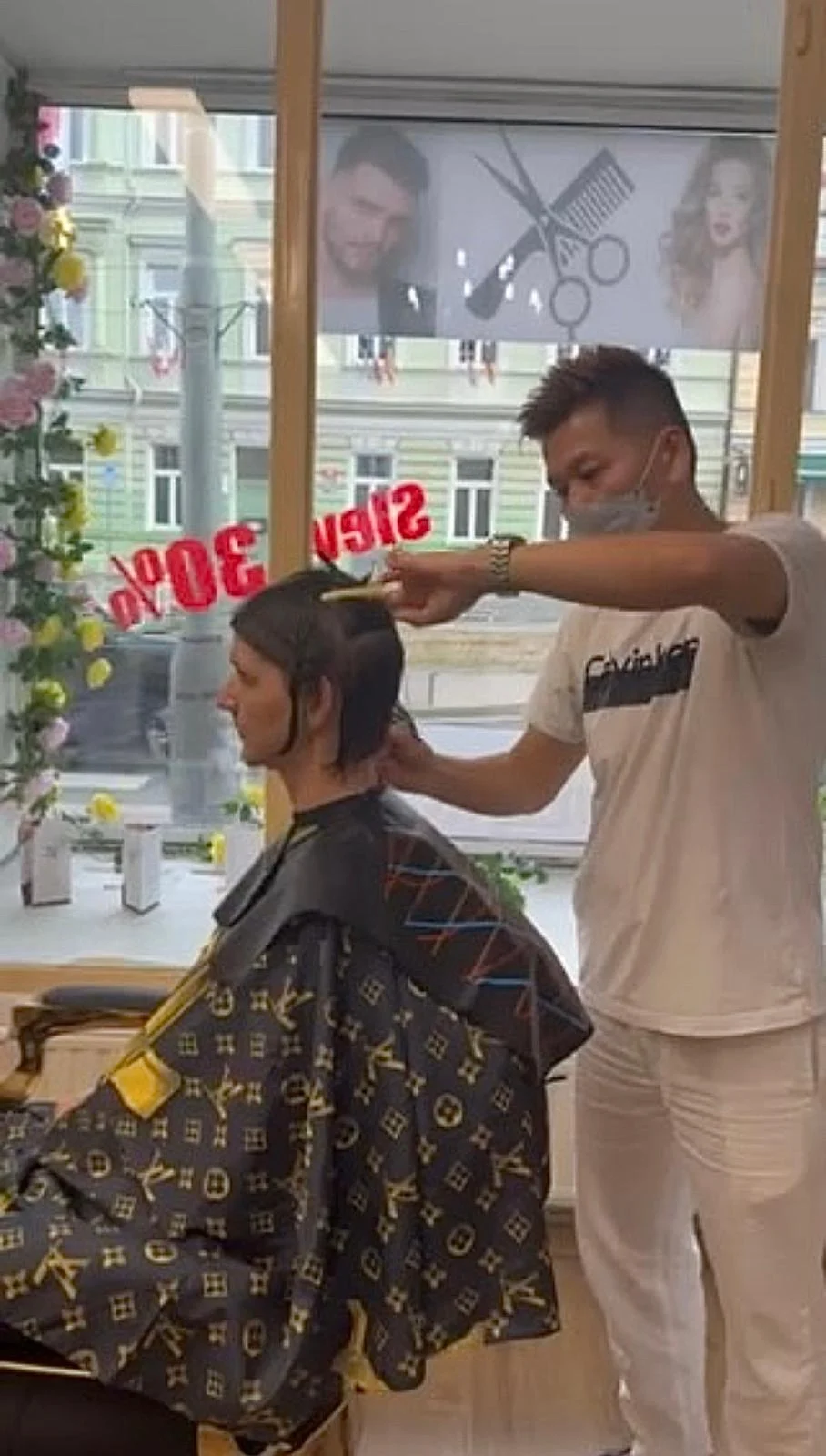 Vstříc novému účesu: dámský střih pro krátké či dlouhé vlasy, vč. stylingu