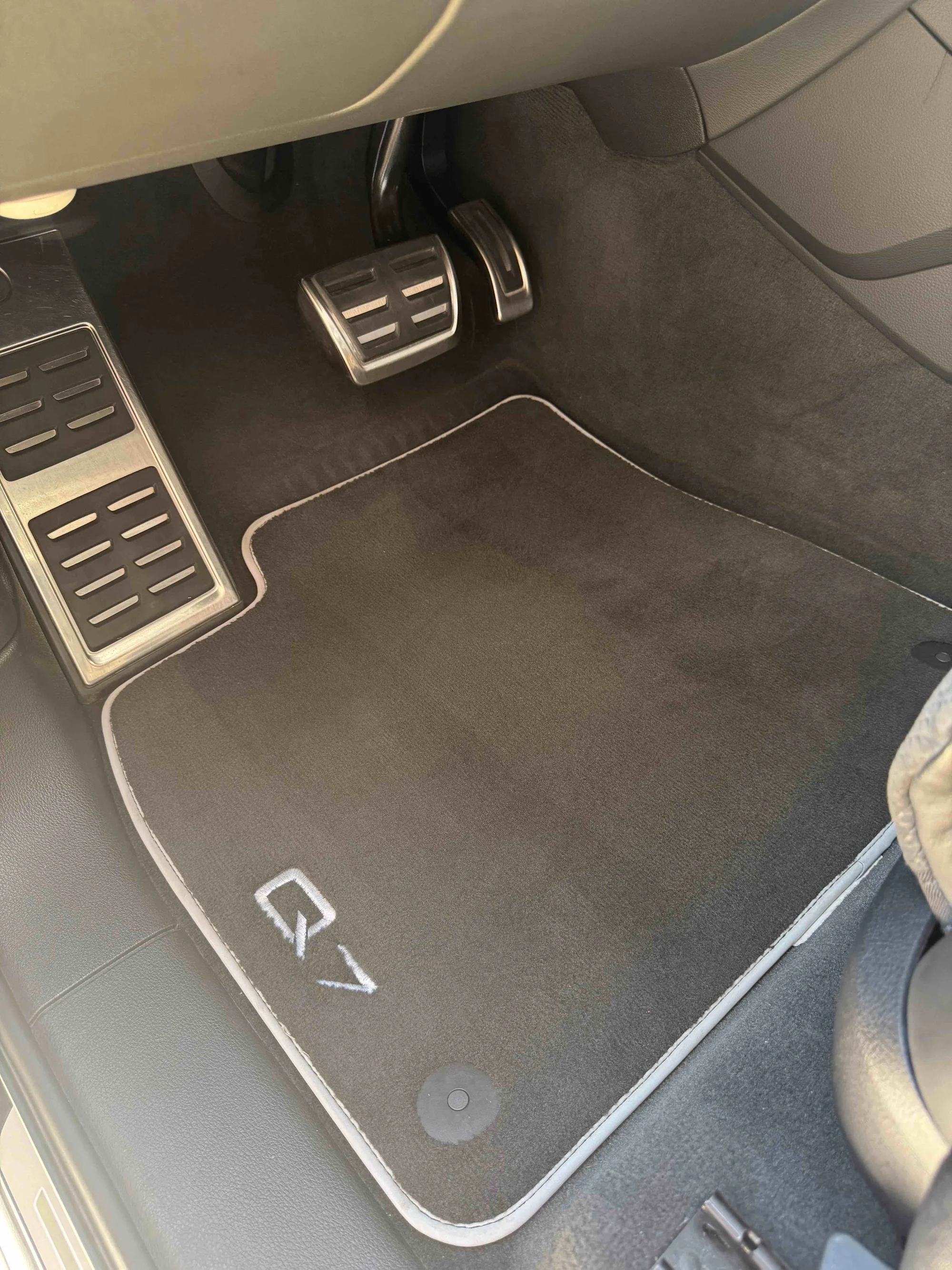 Mobilní čištění aut na Žatecku i v Praze, Plzni, Karlových Varech a Rakovníku