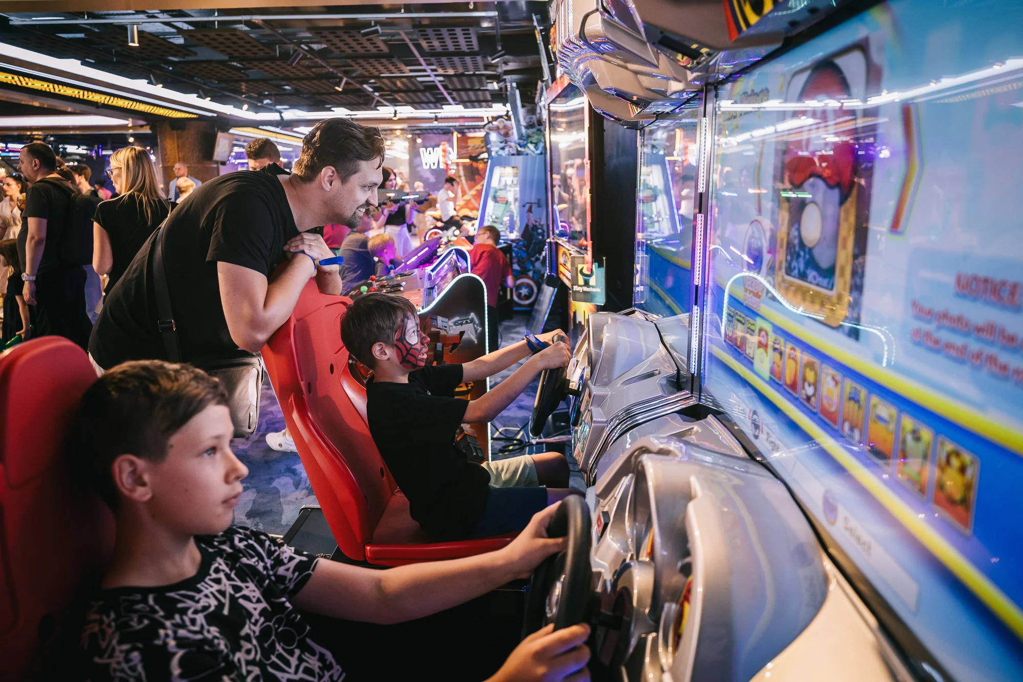 Nekonečná zábava v LEVELS Prague: 24 až 1400 kreditů na arkádové hry, minigolf i simulátor formule