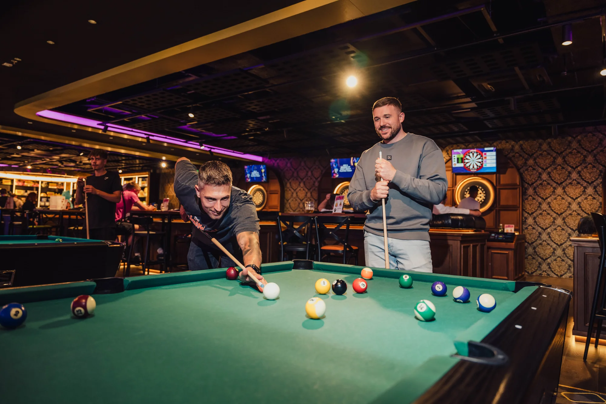 Nekonečná zábava v LEVELS Prague: 24 až 1400 kreditů na arkádové hry, minigolf i simulátor formule