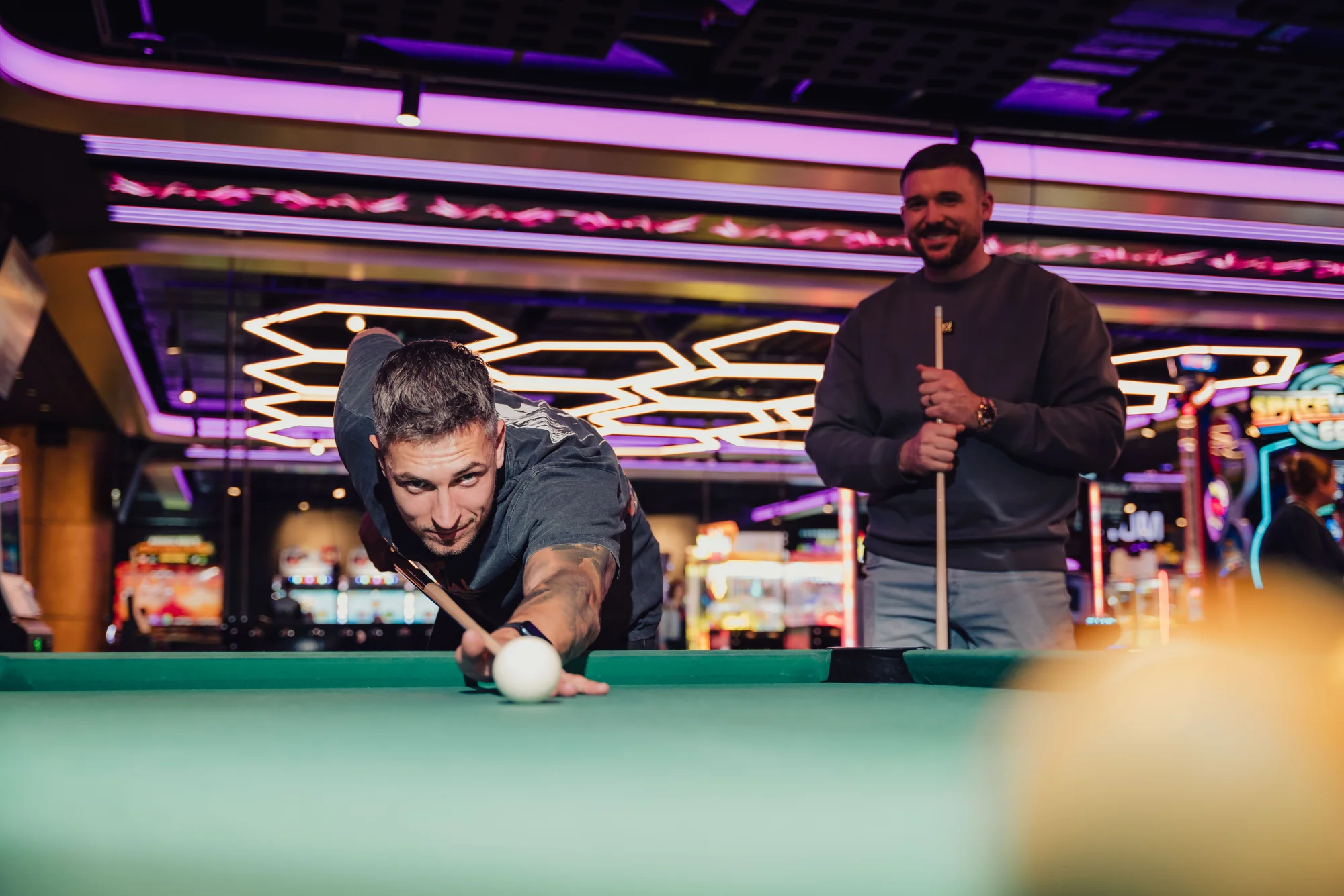 Nekonečná zábava v LEVELS Prague: 24 až 1400 kreditů na arkádové hry, minigolf i simulátor formule