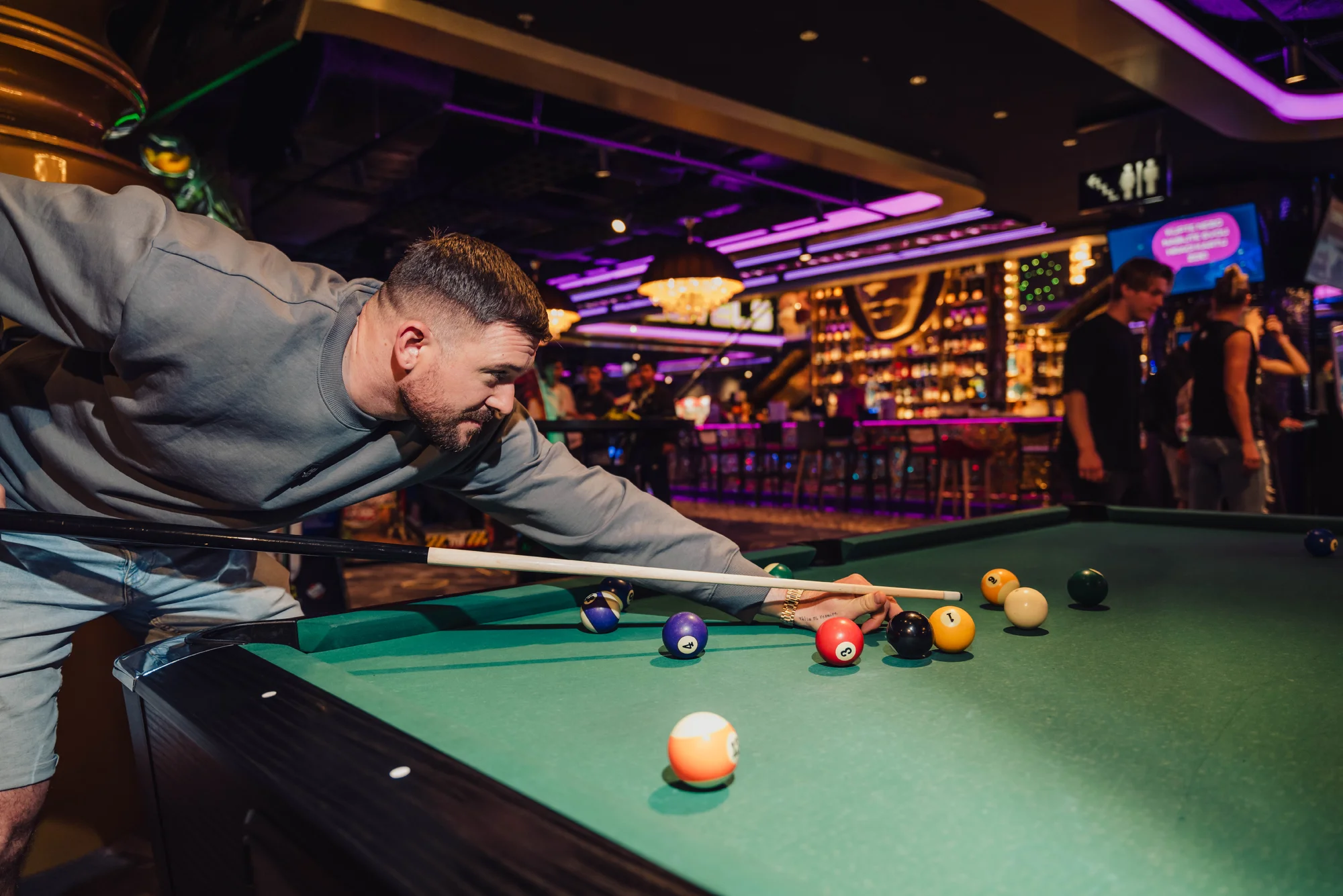 Nekonečná zábava v LEVELS Prague: 24 až 1400 kreditů na arkádové hry, minigolf i simulátor formule