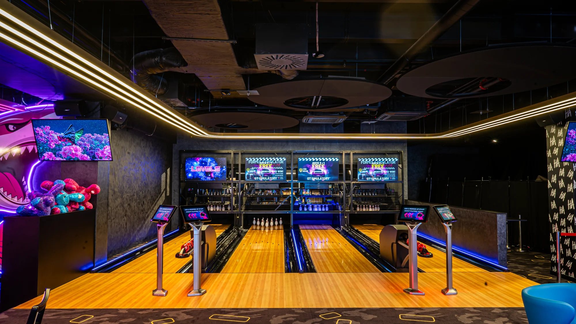 Nekonečná zábava v LEVELS Prague: 24 až 1400 kreditů na arkádové hry, minigolf i simulátor formule