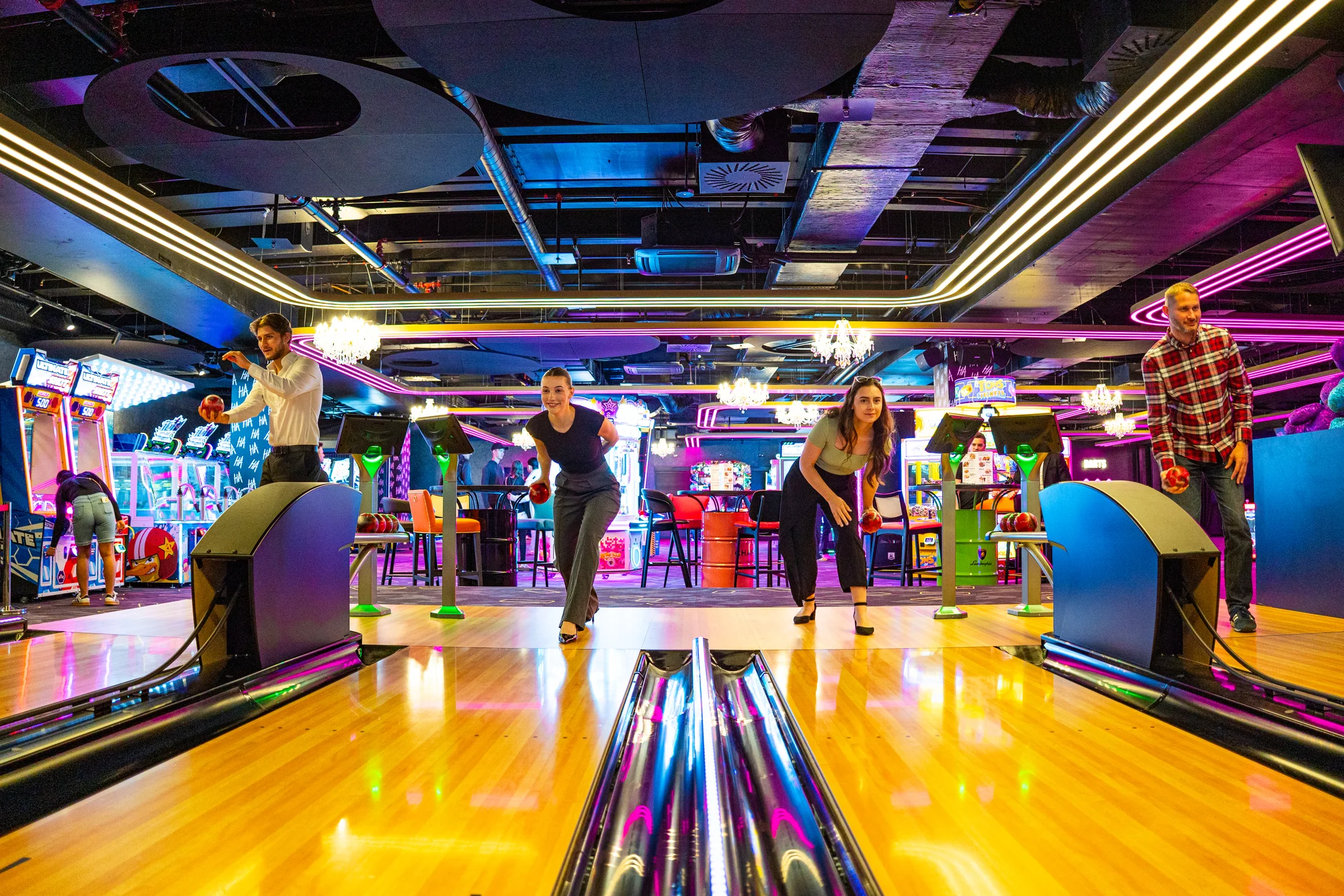 Nekonečná zábava v LEVELS Prague: 24 až 1400 kreditů na arkádové hry, minigolf i simulátor formule