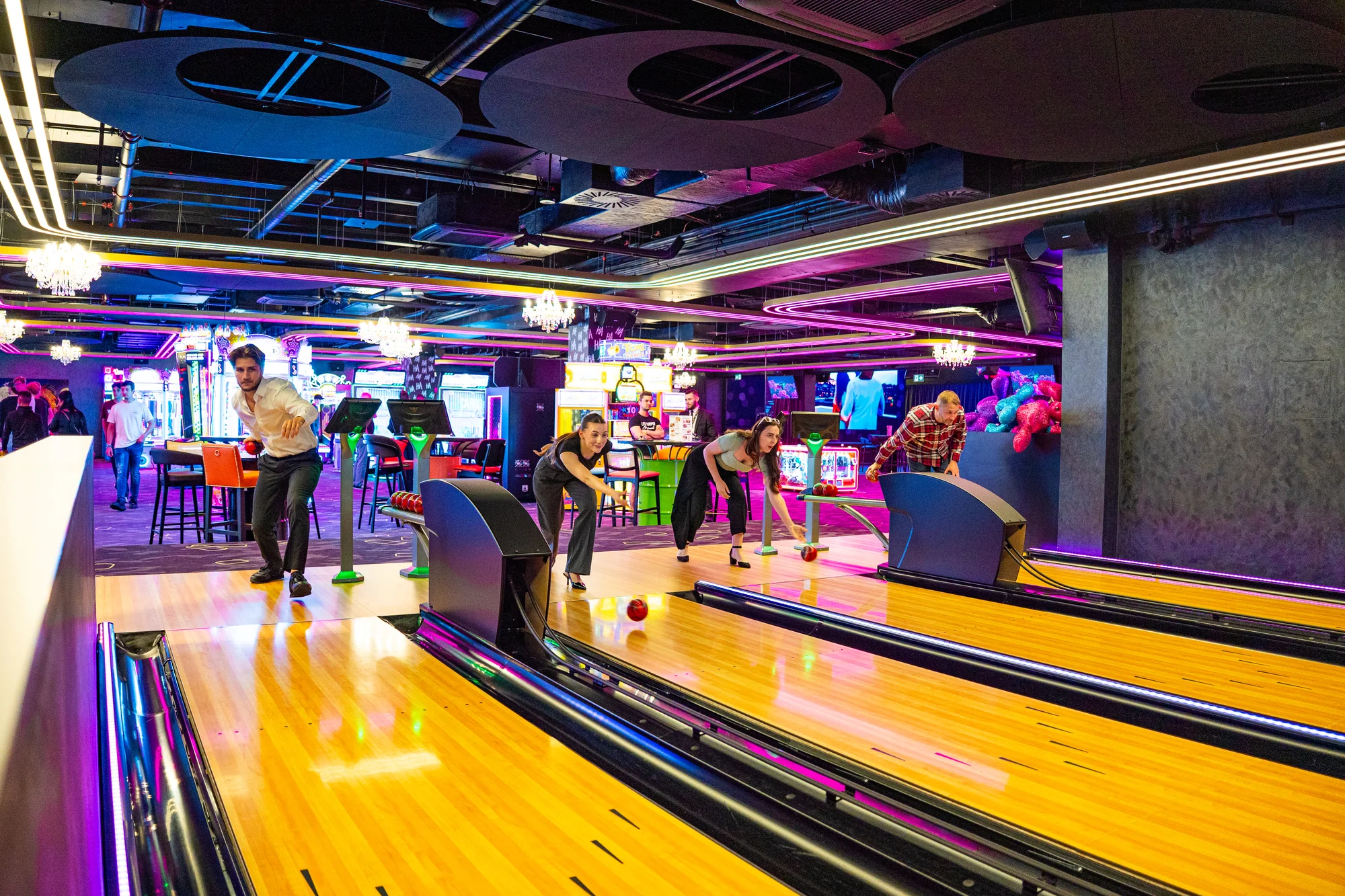 Nekonečná zábava v LEVELS Prague: 24 až 1400 kreditů na arkádové hry, minigolf i simulátor formule