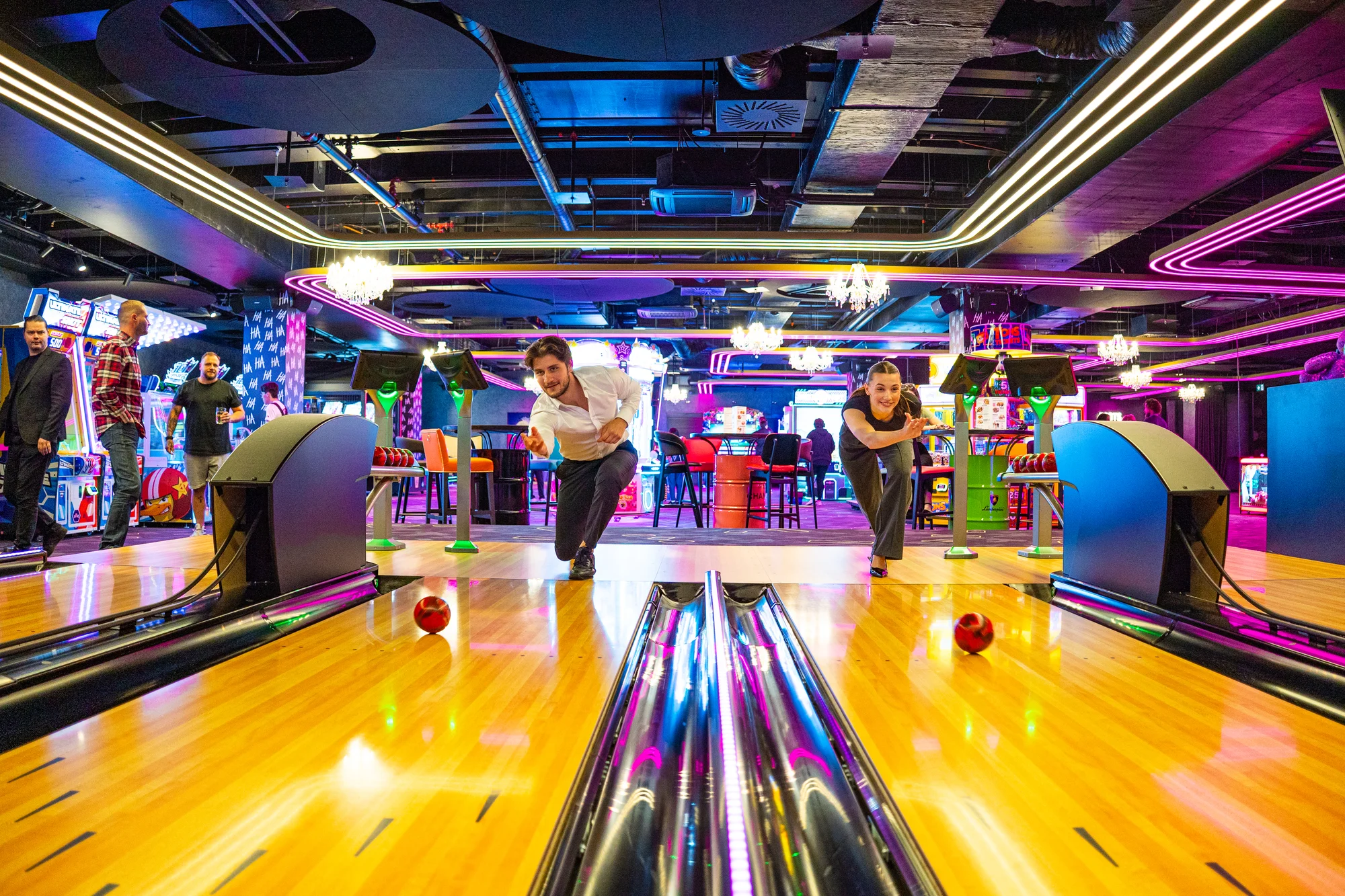 Nekonečná zábava v LEVELS Prague: 24 až 1400 kreditů na arkádové hry, minigolf i simulátor formule