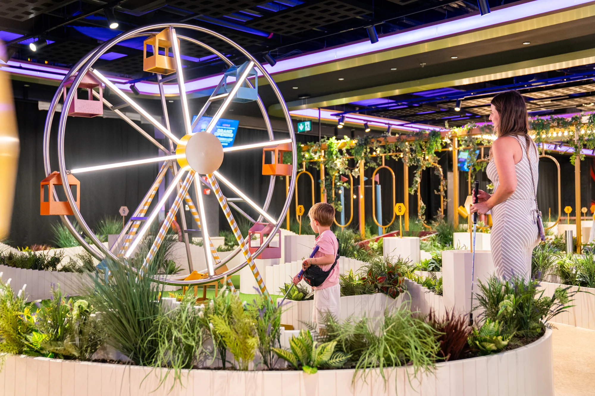 Nekonečná zábava v LEVELS Prague: 24 až 1400 kreditů na arkádové hry, minigolf i simulátor formule