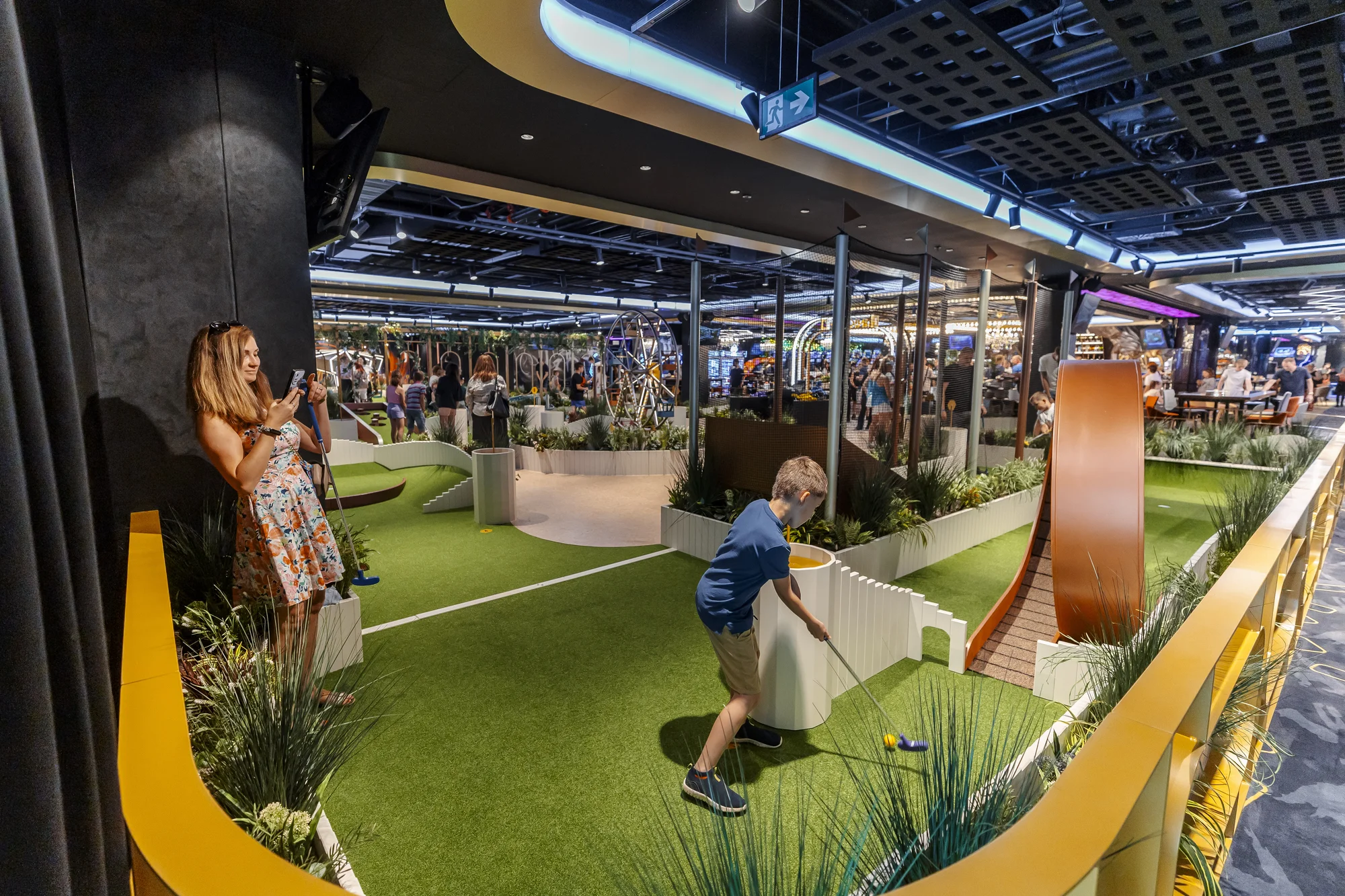 Nekonečná zábava v LEVELS Prague: 24 až 1400 kreditů na arkádové hry, minigolf i simulátor formule
