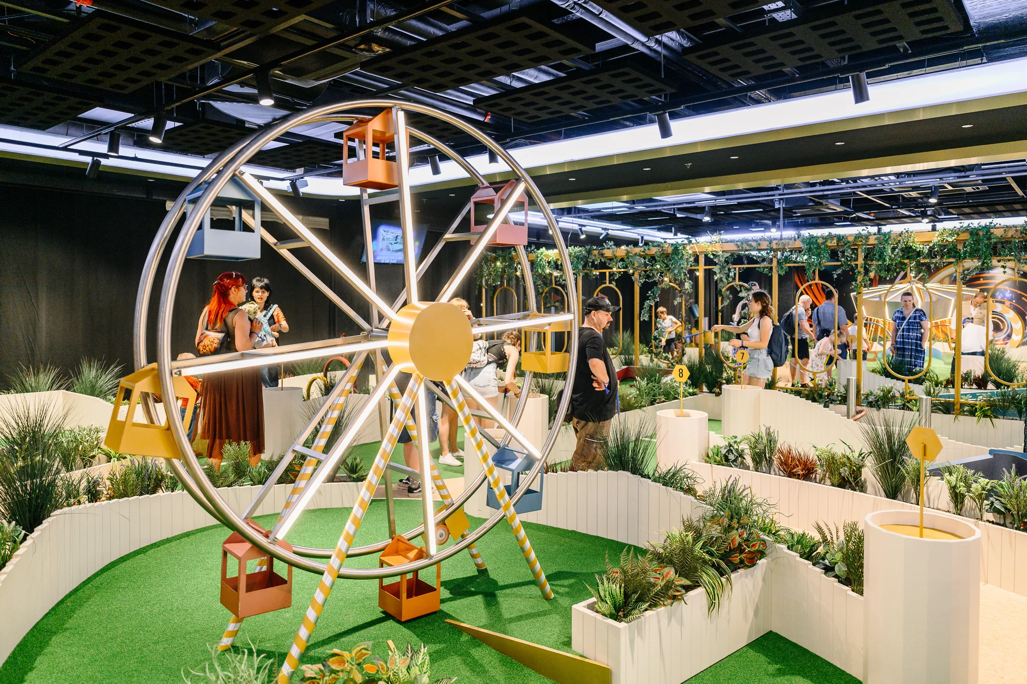 Nekonečná zábava v LEVELS Prague: 24 až 1400 kreditů na arkádové hry, minigolf i simulátor formule