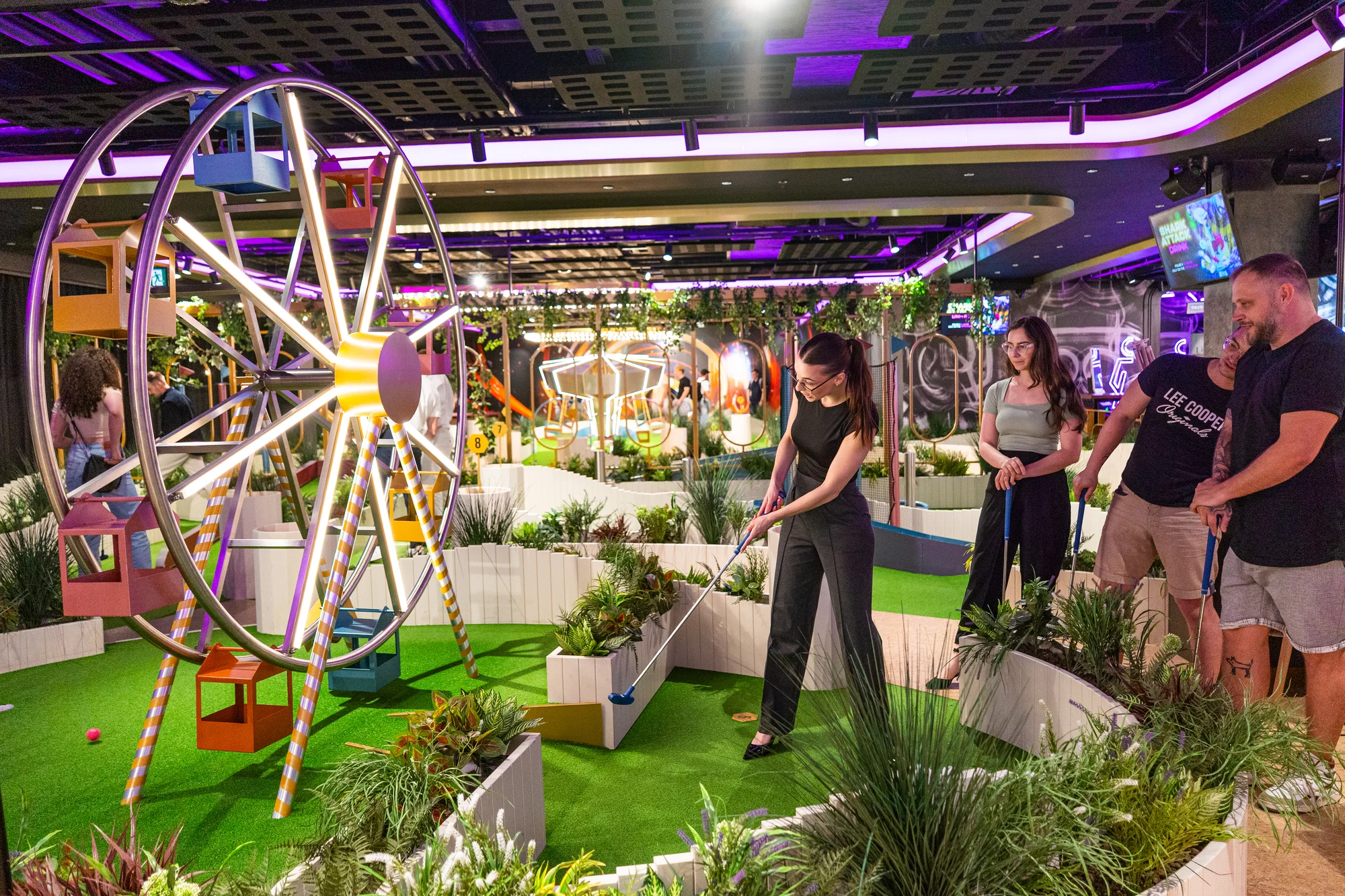 Nekonečná zábava v LEVELS Prague: 24 až 1400 kreditů na arkádové hry, minigolf i simulátor formule