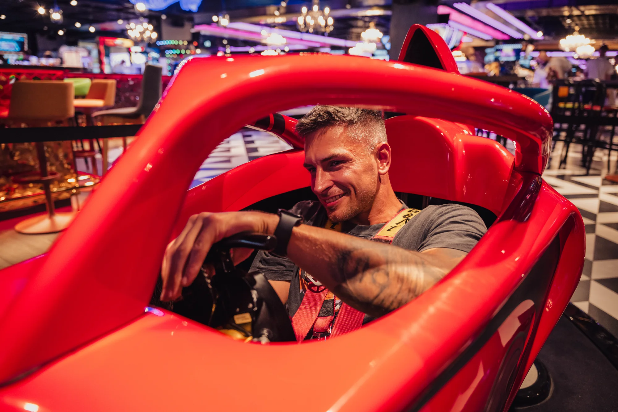 Nekonečná zábava v LEVELS Prague: 24 až 1400 kreditů na arkádové hry, minigolf i simulátor formule