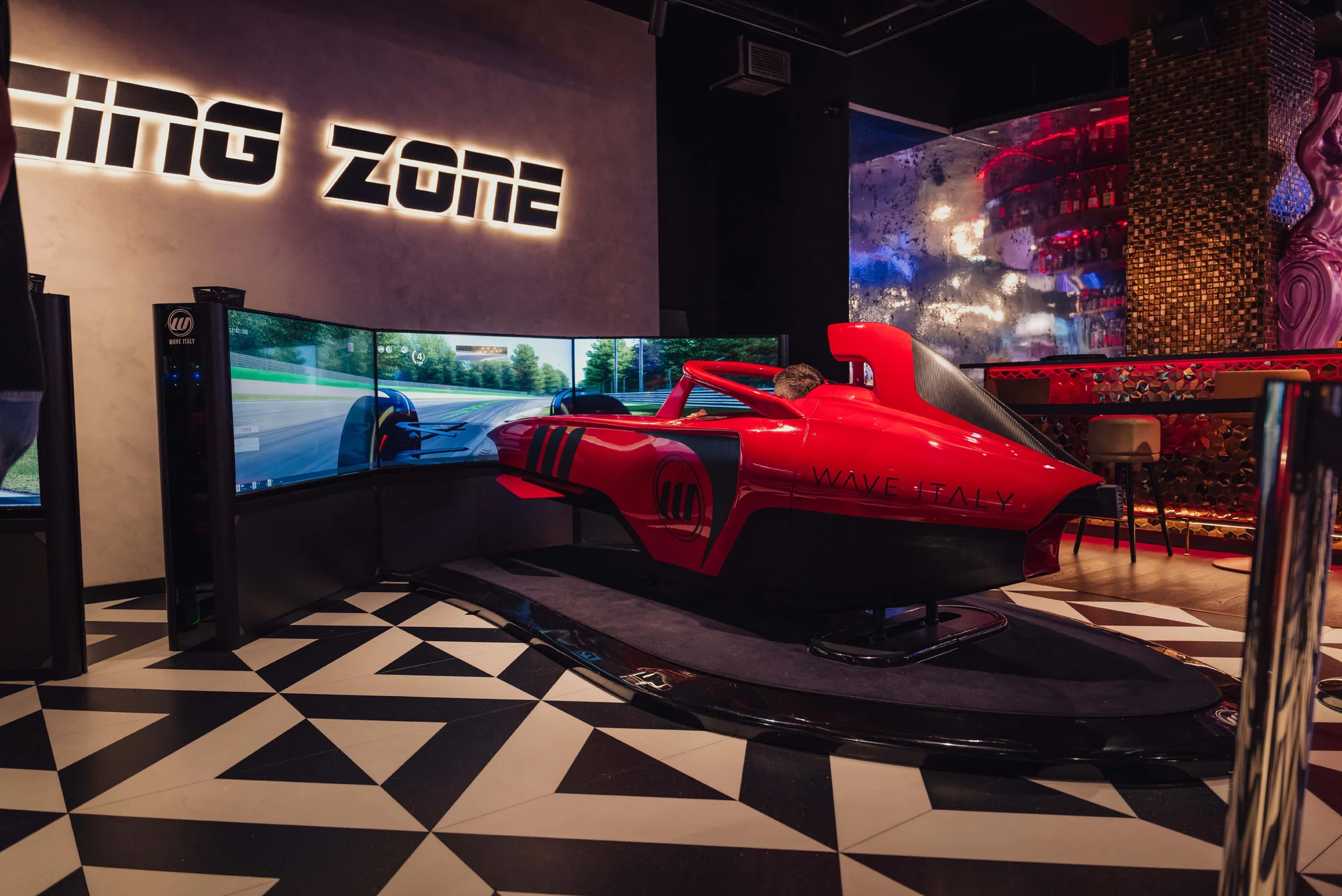 Nekonečná zábava v LEVELS Prague: 24 až 1400 kreditů na arkádové hry, minigolf i simulátor formule
